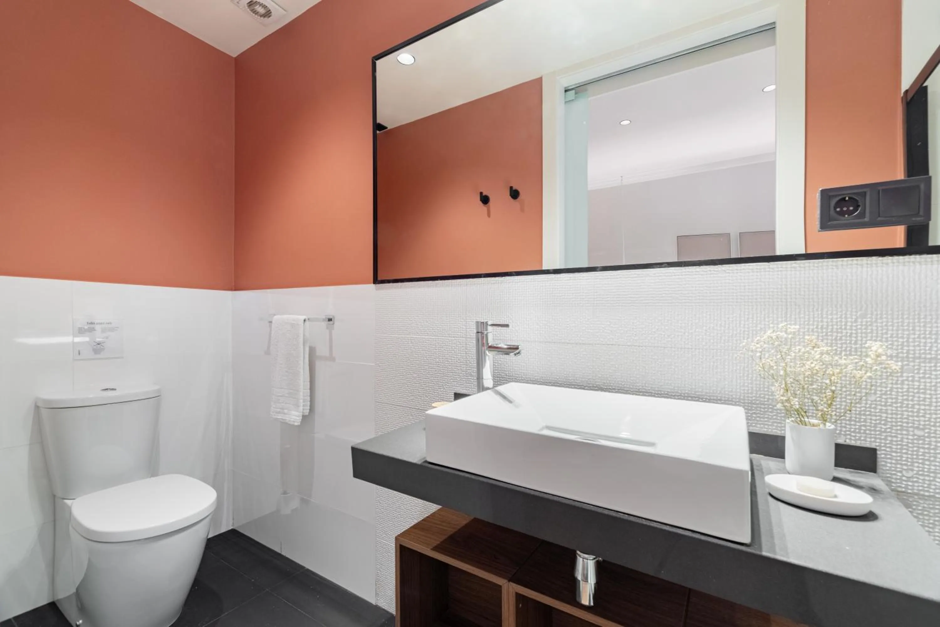 Shower in LeMar by Aspasios