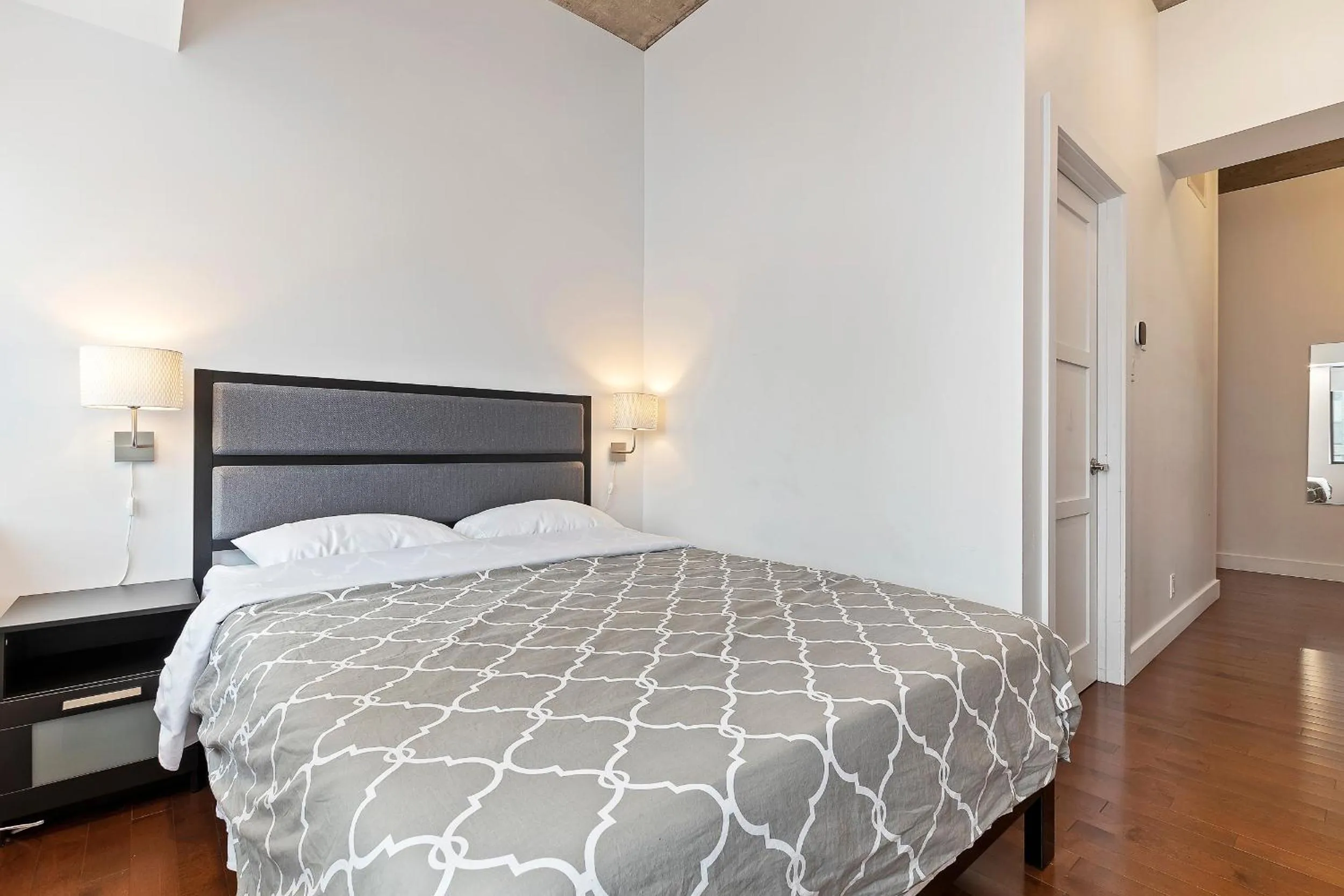 Bed in mtlFlats - Condotel Le Luxe