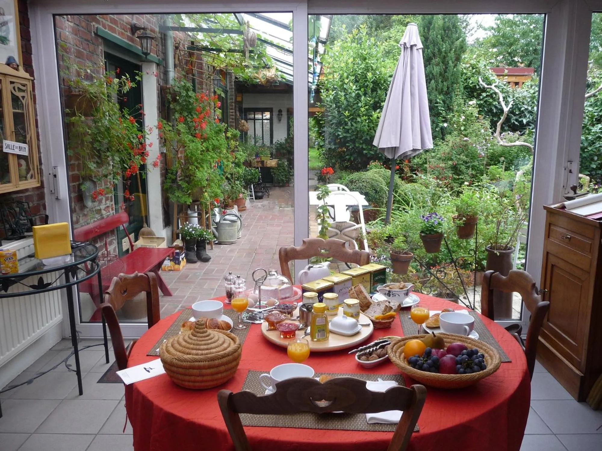 Dining area in Au Troubadour