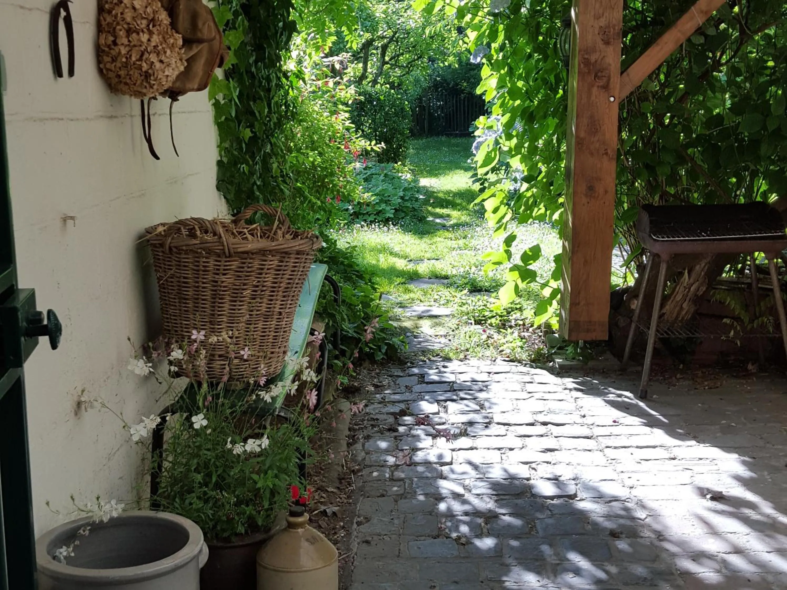 Property building in Au Troubadour