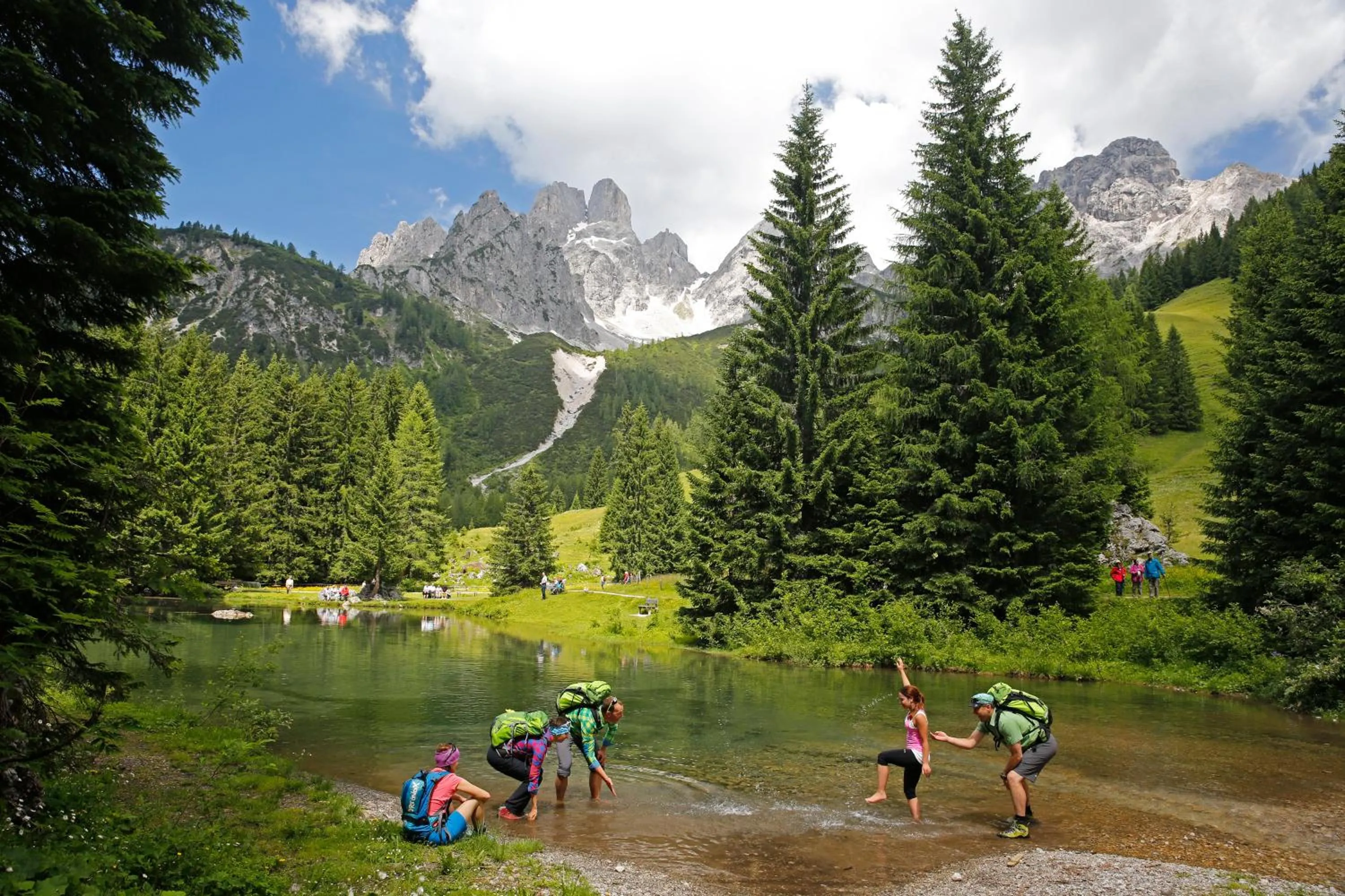 People in meiZeit Lodge