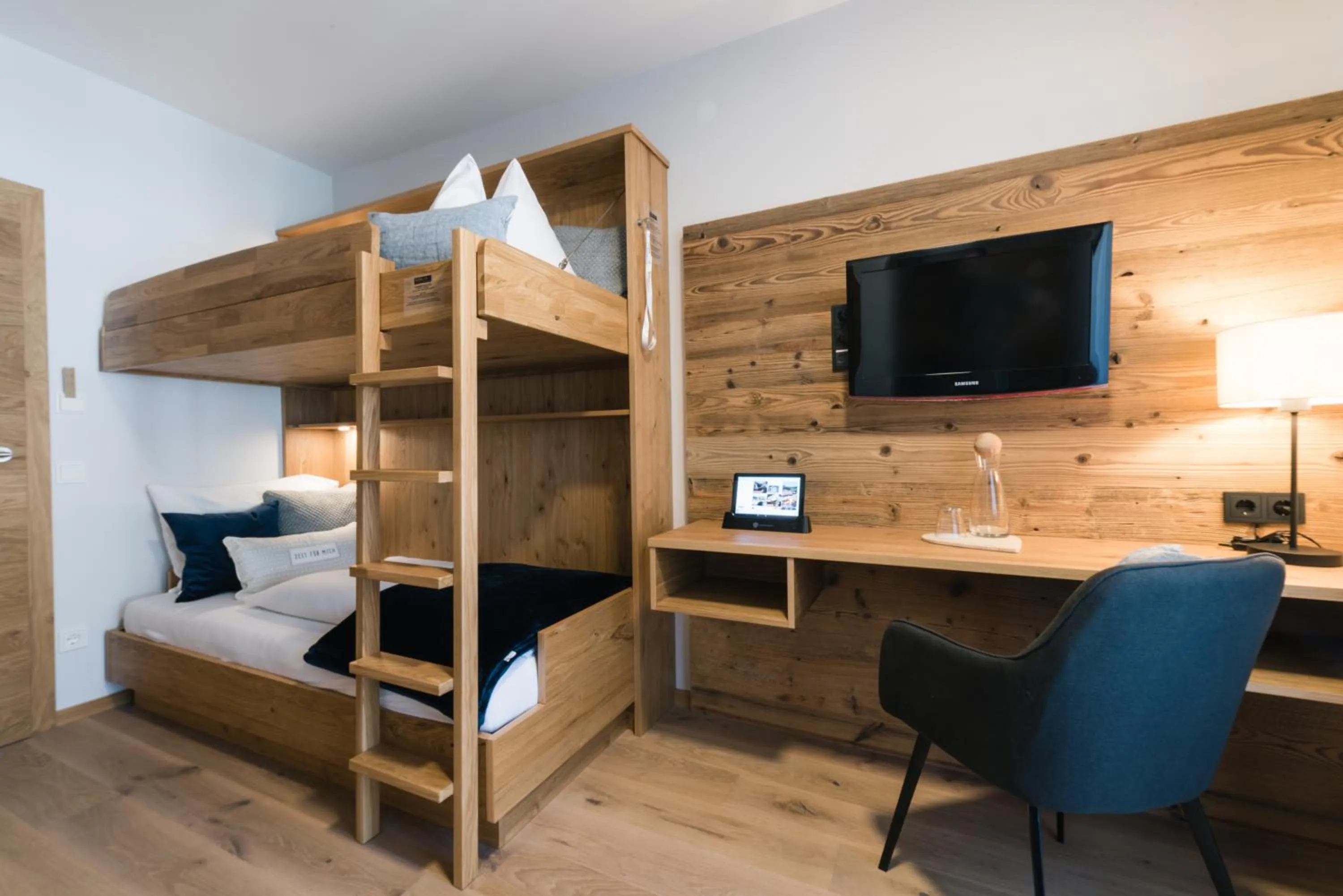 Photo of the whole room, Bed in meiZeit Lodge