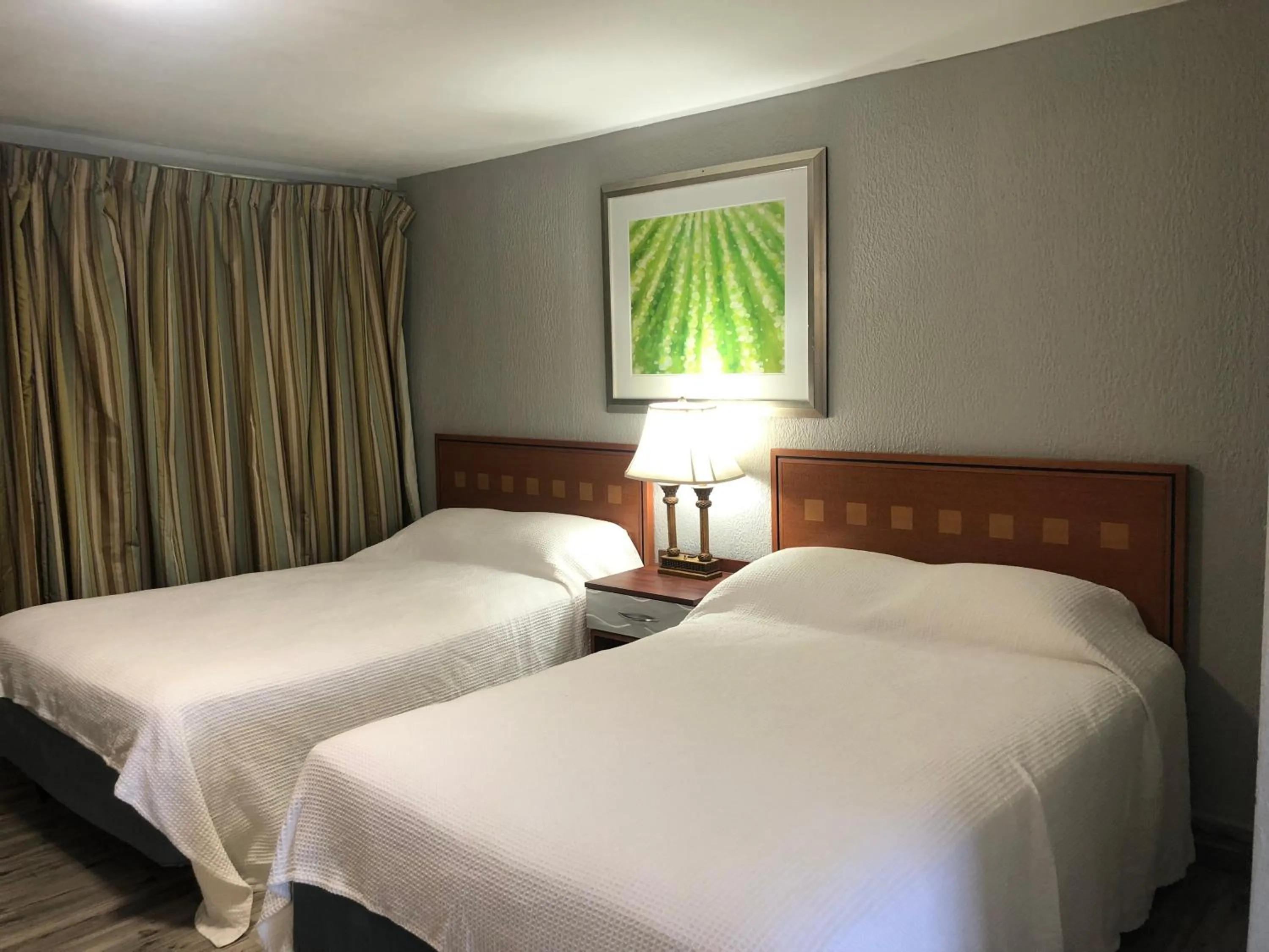 Bed in Bay Breeze Inn Bradenton Downtown