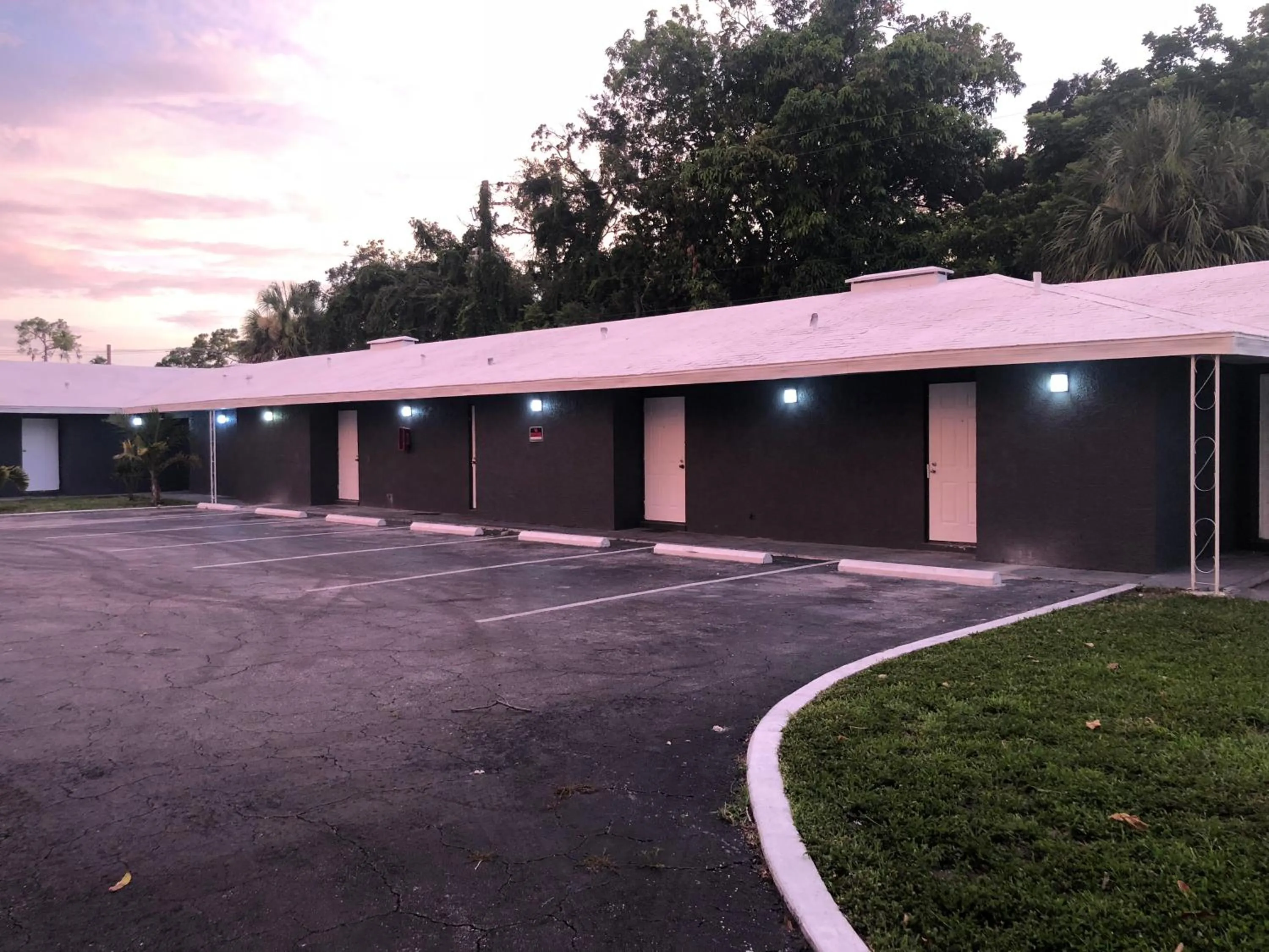 Property building in Bay Breeze Inn Bradenton Downtown