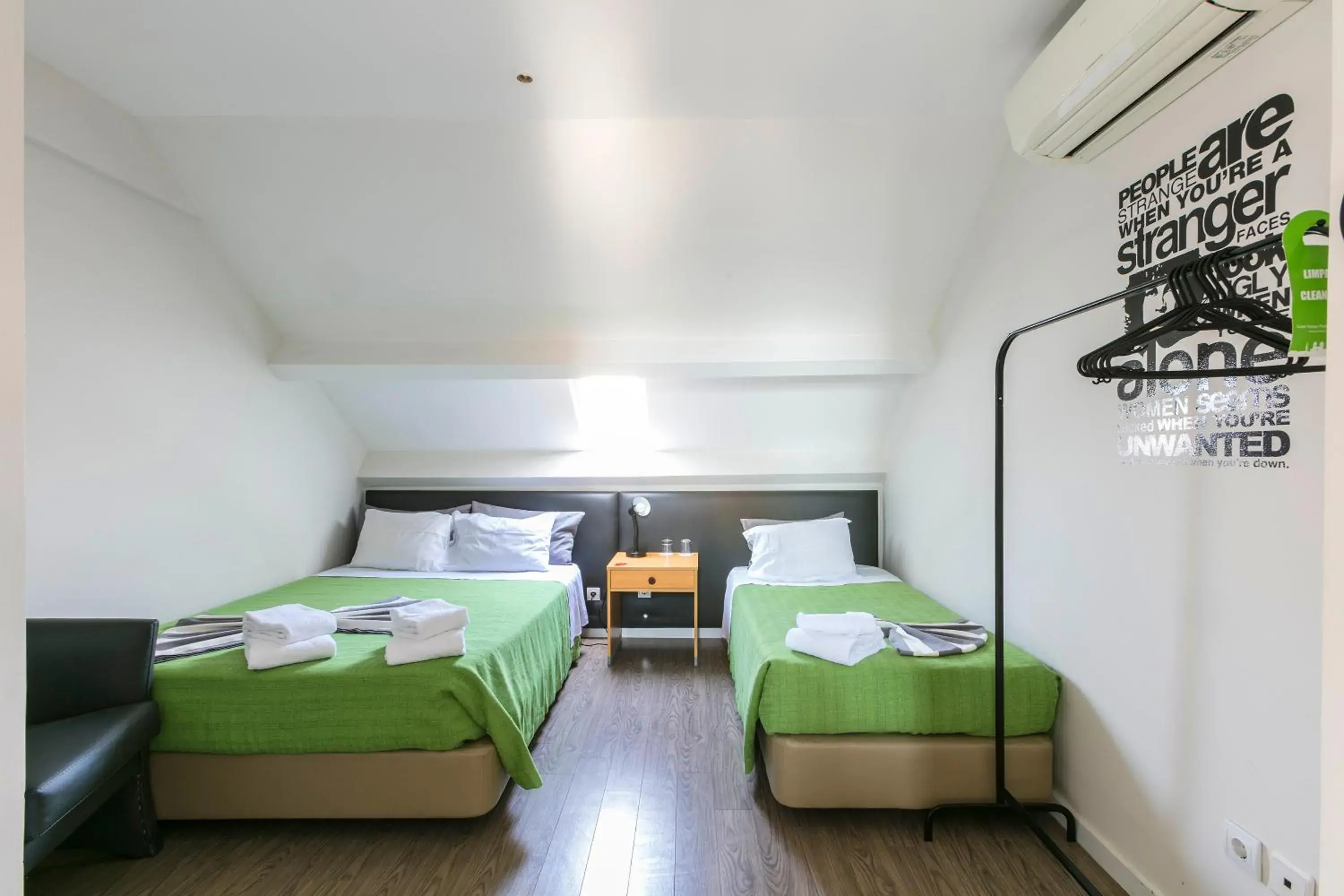 Triple Room in Guest House Porto Clerigus Triple Room in Guest House Porto Clerigus