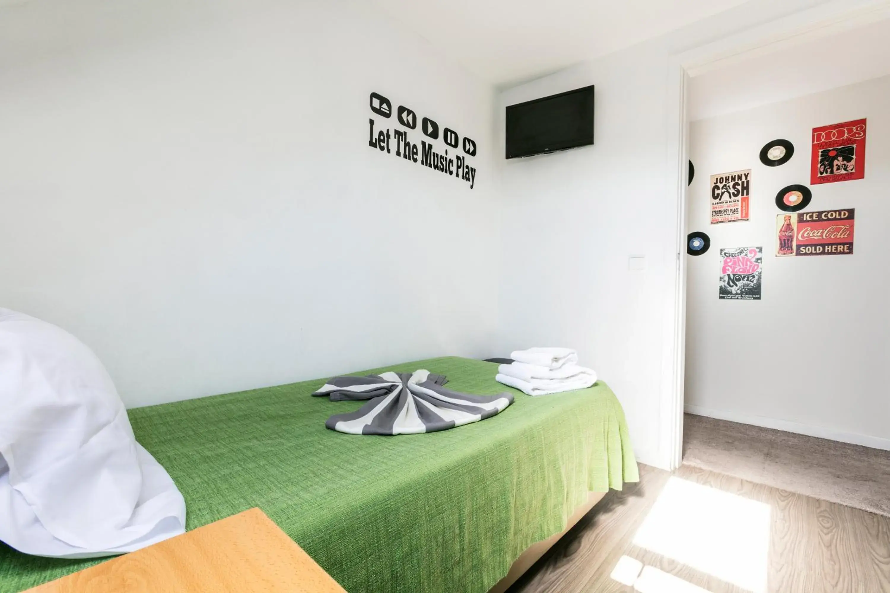 Single Room with Shared Bathroom in Guest House Porto Clerigus Single Room with Shared Bathroom in Guest House Porto Clerigus