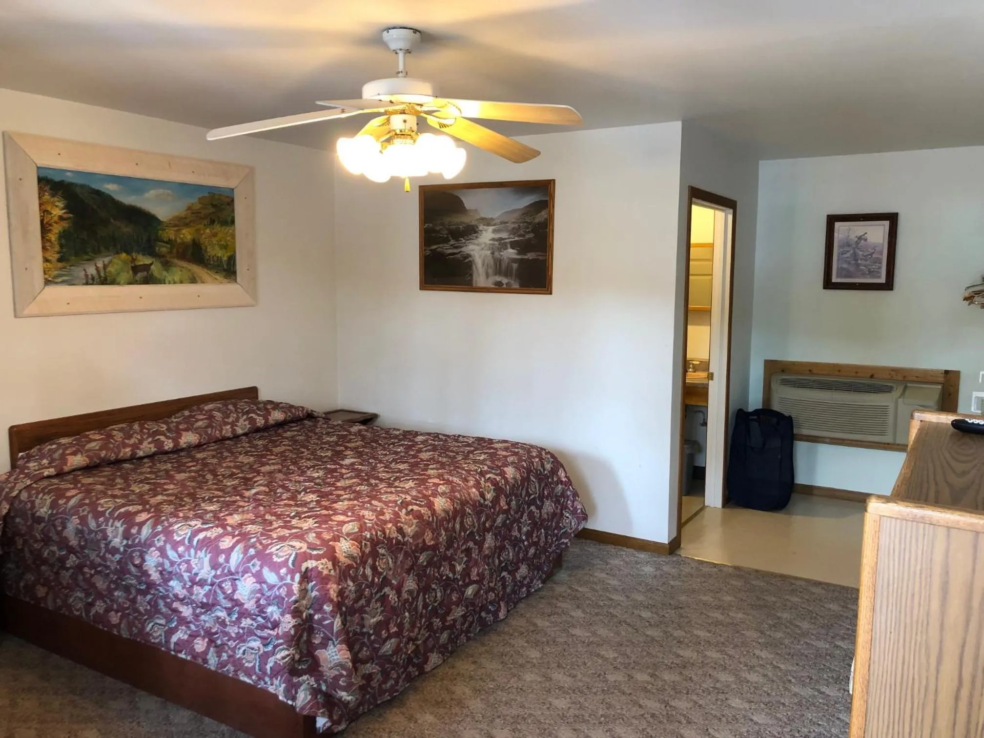 Bed in Black Hills Cabins at Quail's Crossing