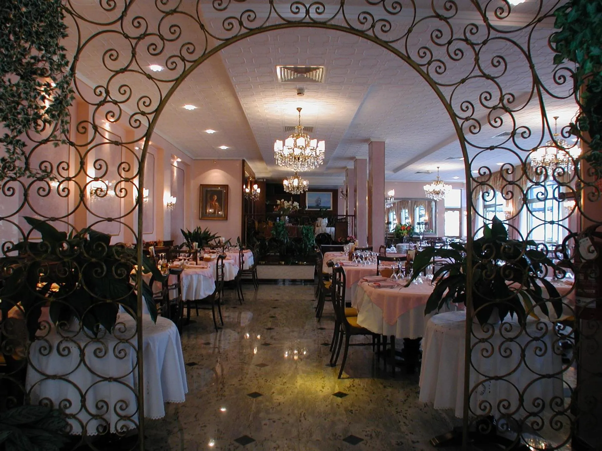 Restaurant/places to eat in Hotel Eden