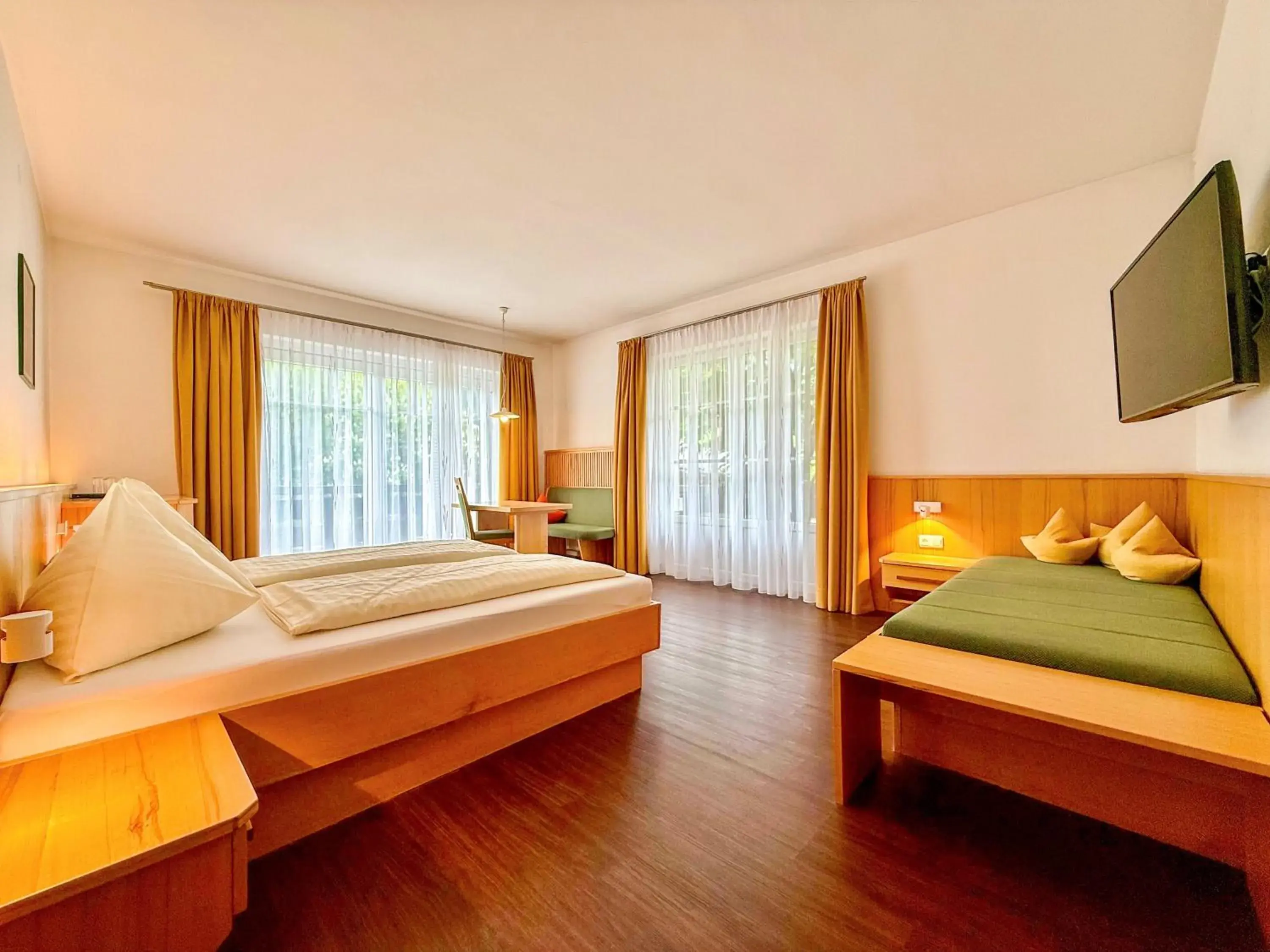 Triple Room with Balcony - single occupancy in mühlbacher - inklusive kostenfreiem Eintritt in die Alpentherme Triple Room with Balcony - single occupancy in mühlbacher - inklusive kostenfreiem Eintritt in die Alpentherme