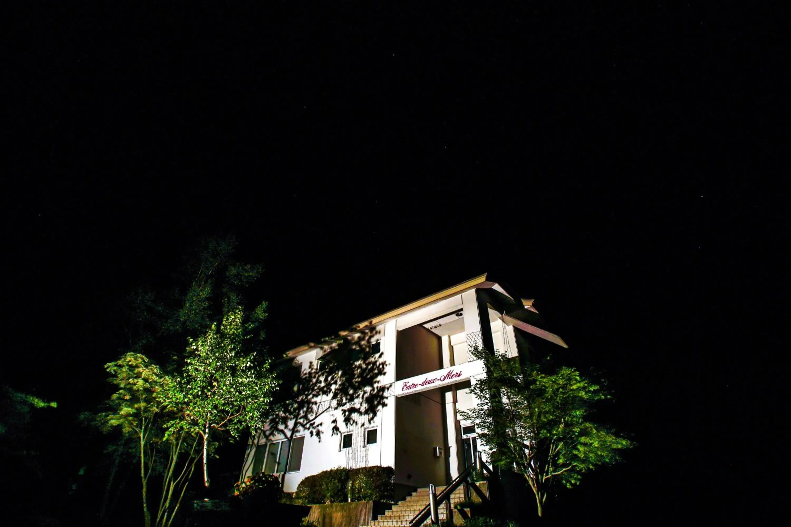Facade/entrance in Pension Entre - deux - Mers