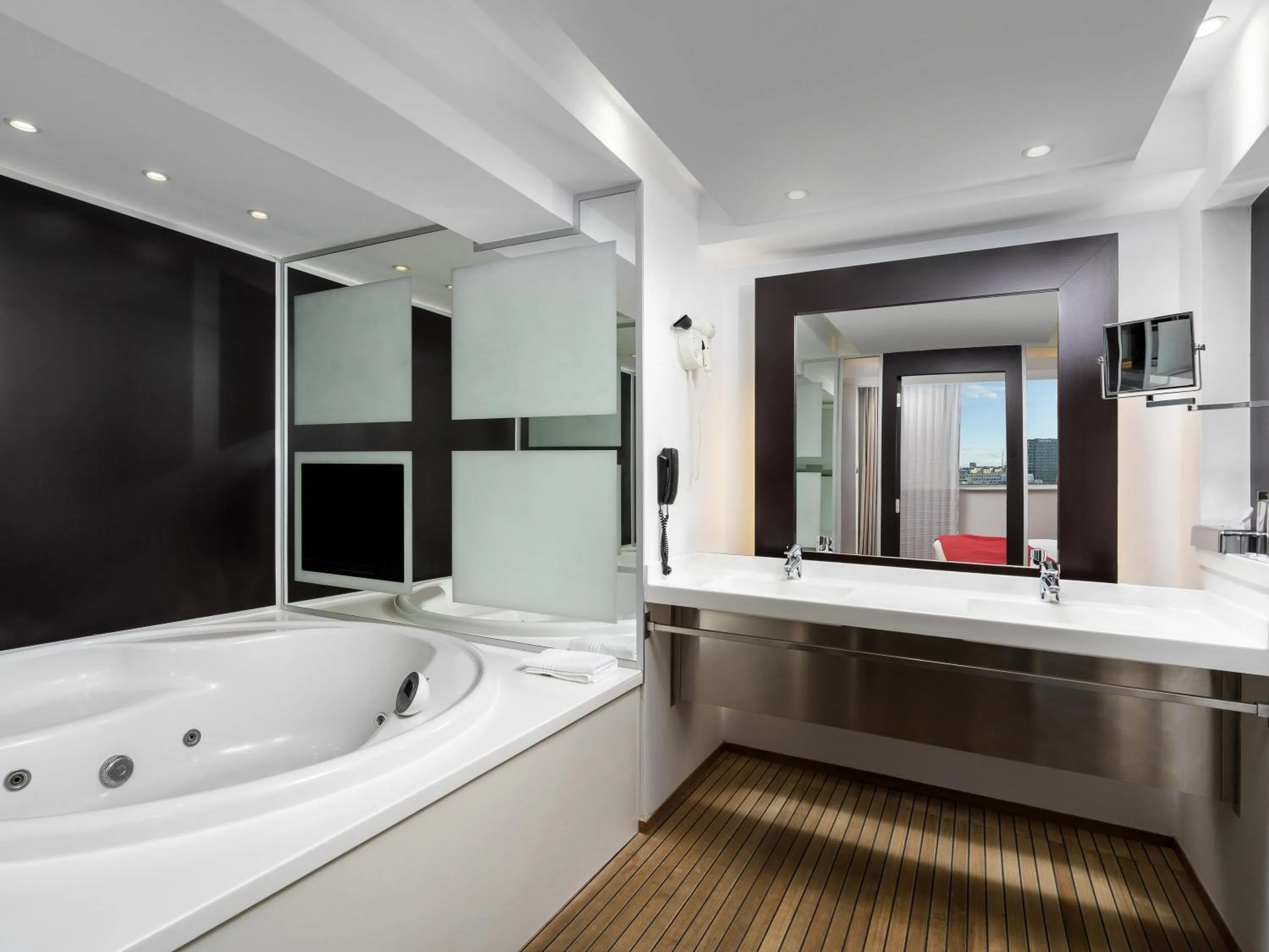 Photo of the whole room in Novotel Bucharest City Centre