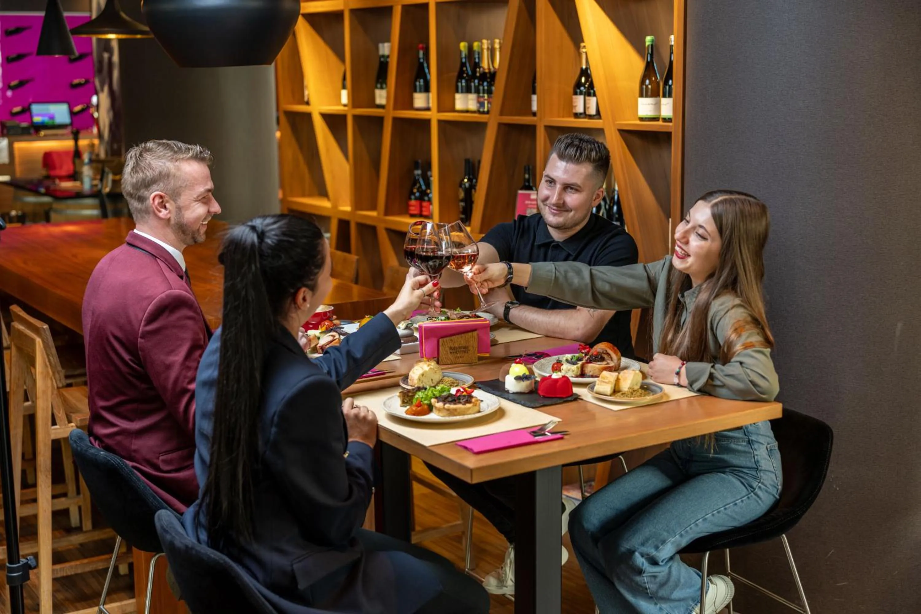 Restaurant/places to eat in Novotel Bucharest City Centre