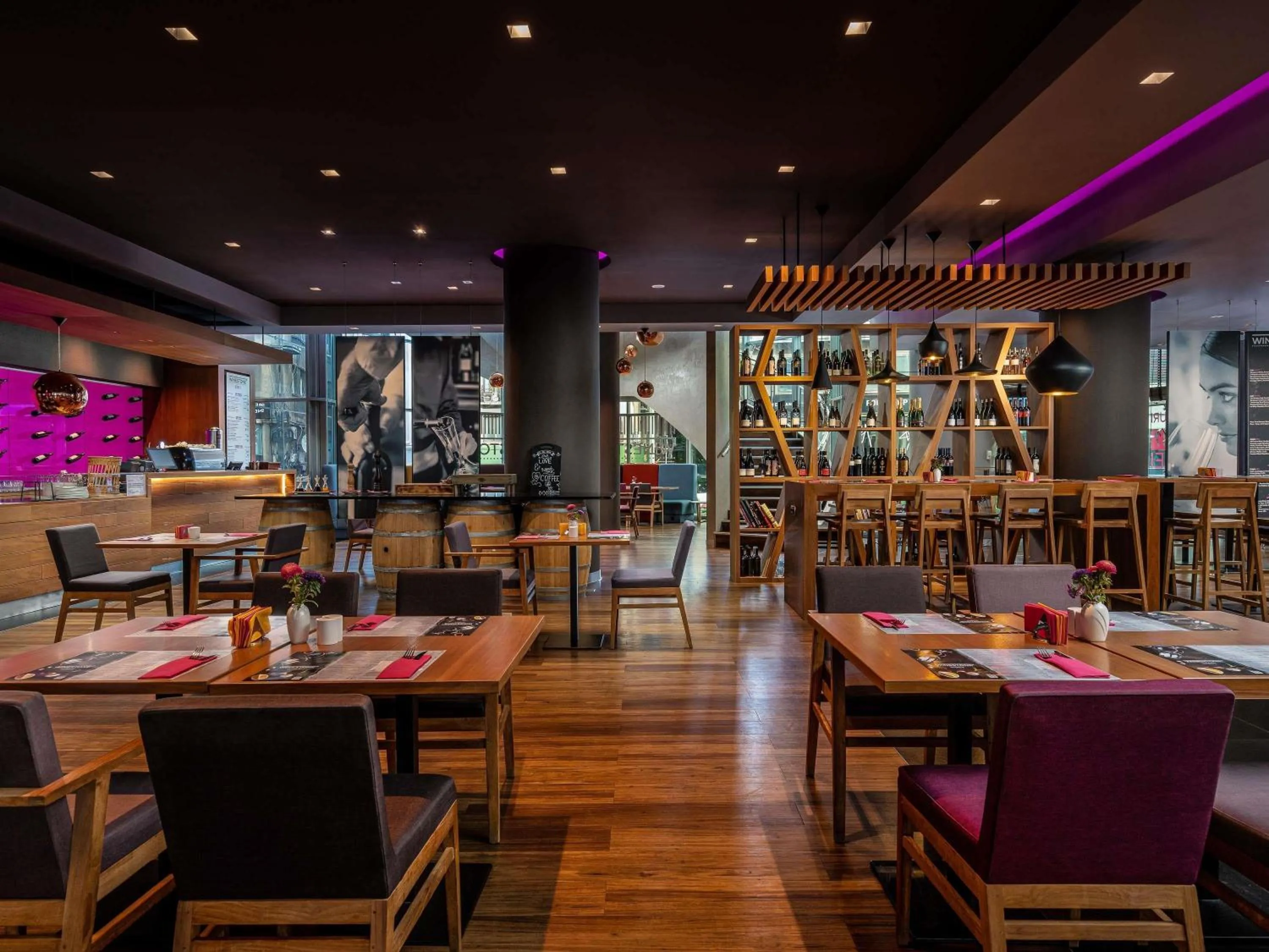 Restaurant/places to eat in Novotel Bucharest City Centre