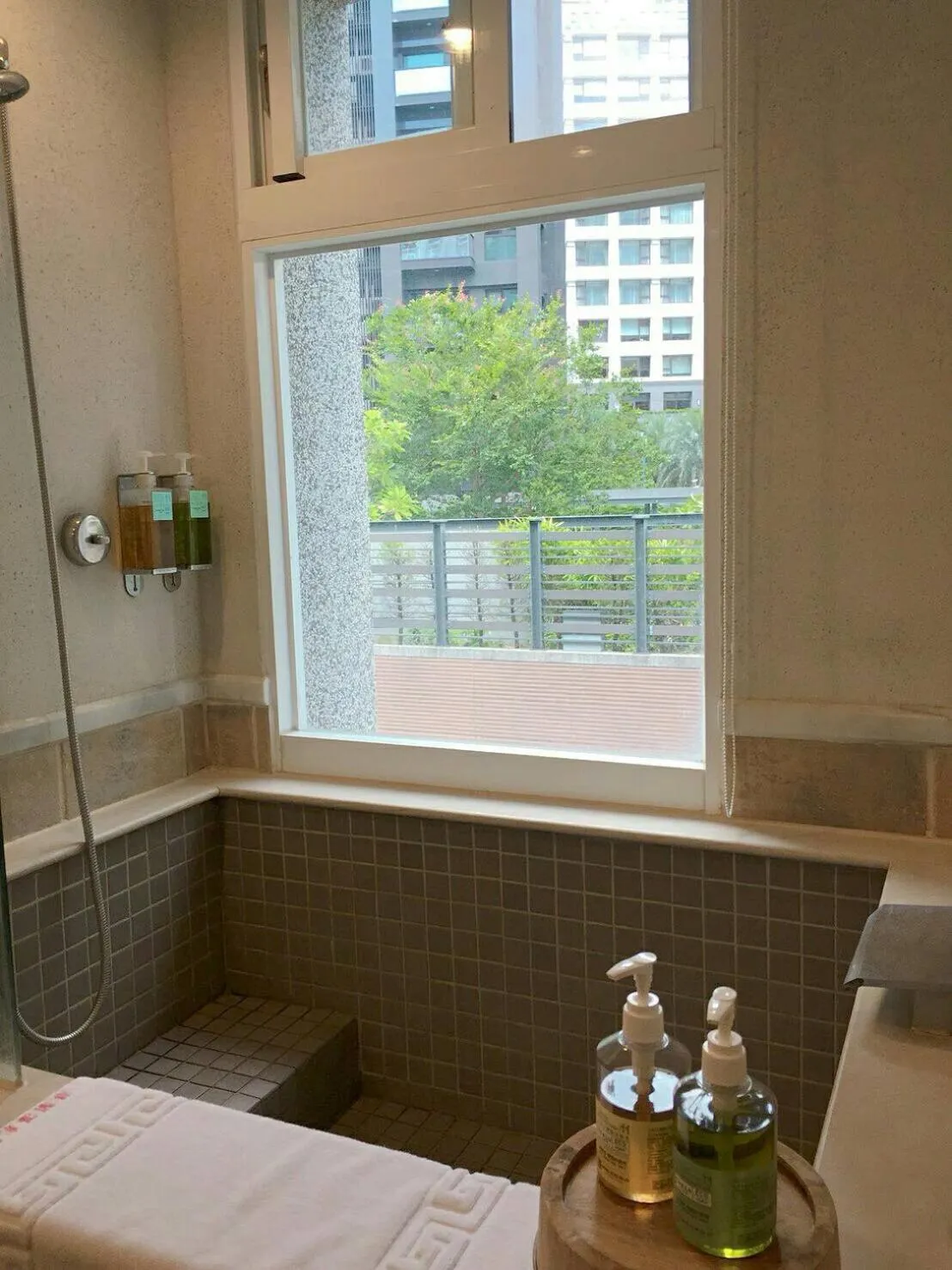 Bathroom, Bed in Hua Ge Hot Spring Hotel