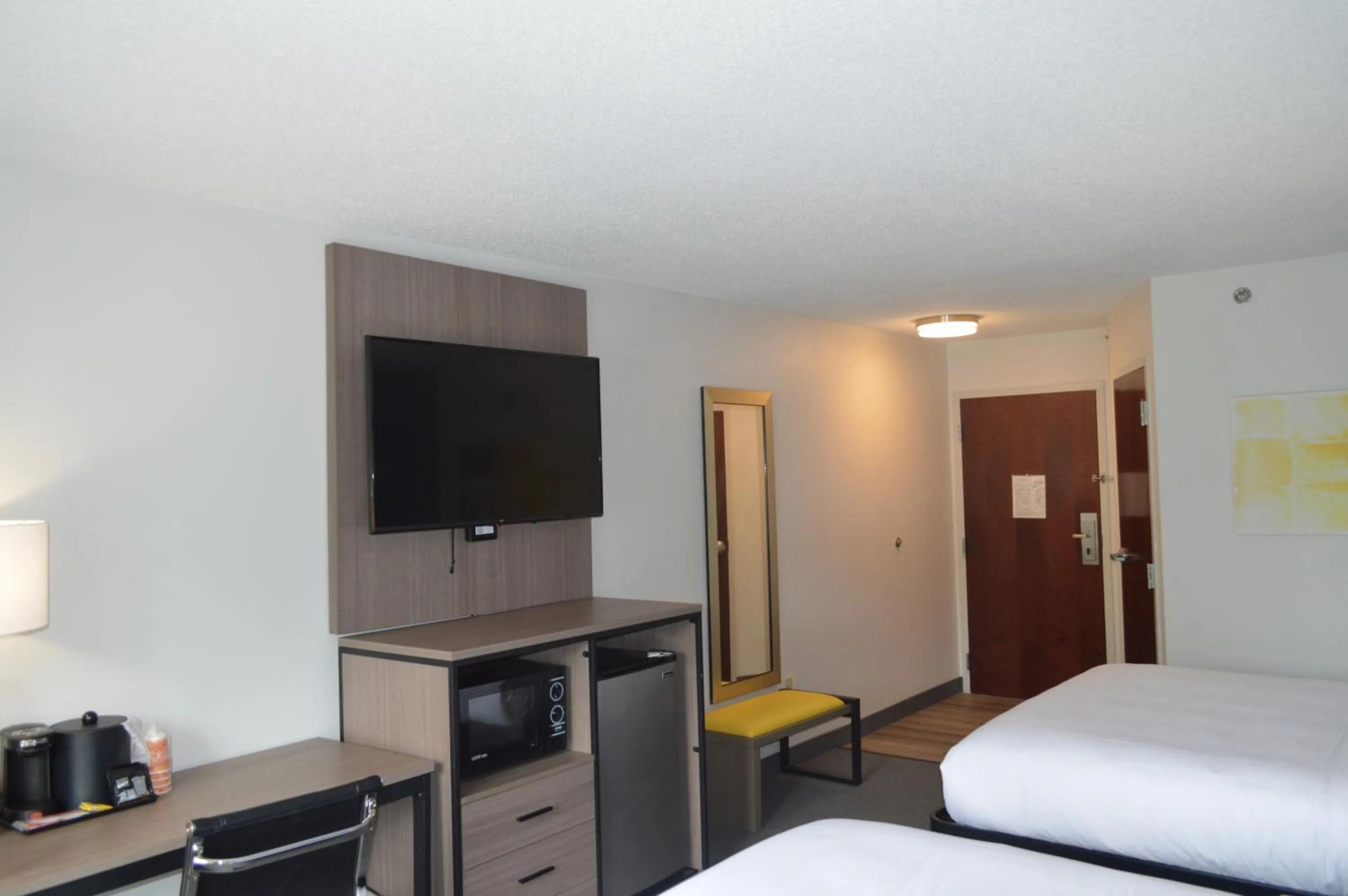 TV and multimedia, Bed in Comfort Inn & Suites Harrisburg-Hershey North