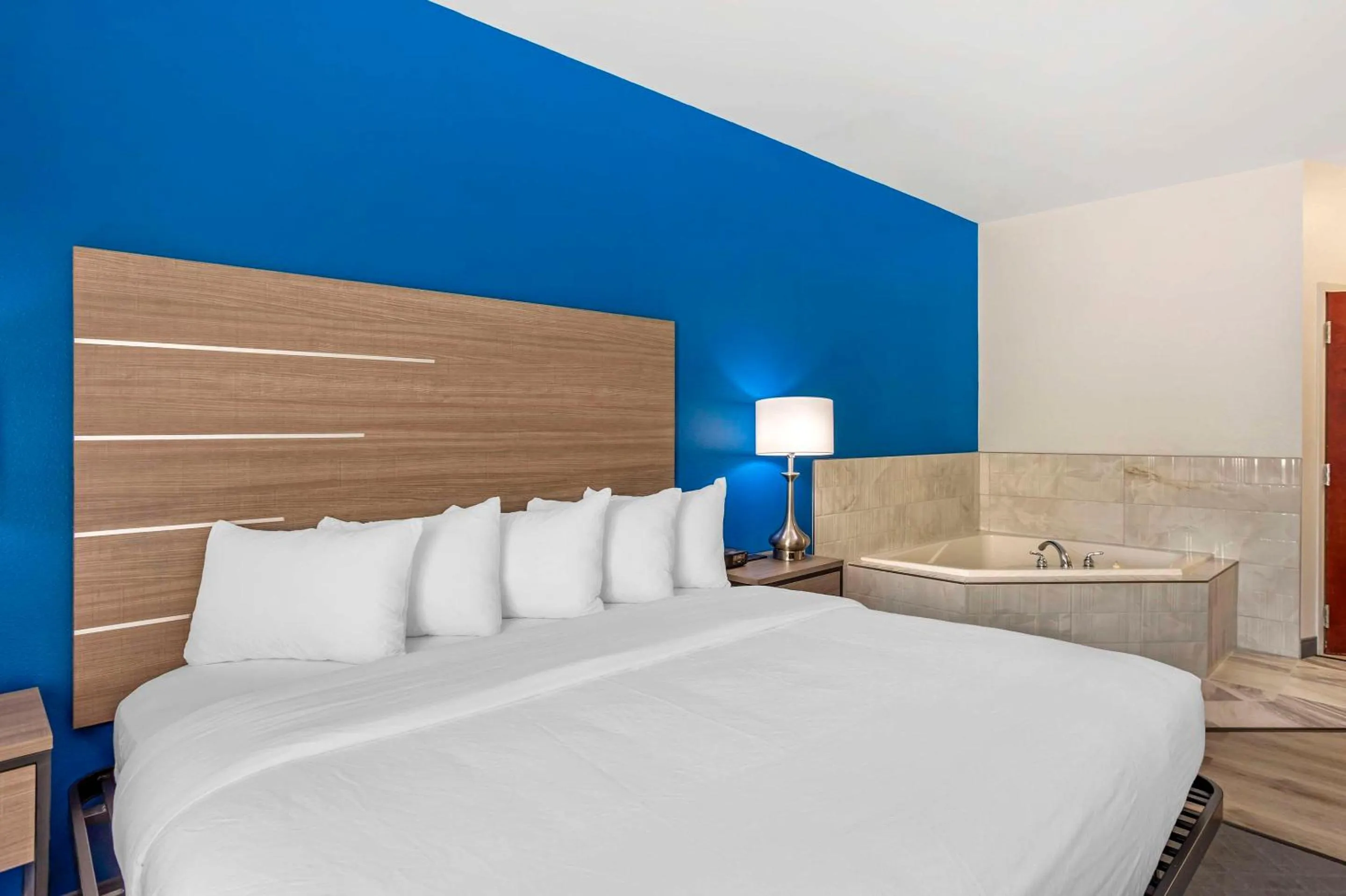 Bedroom, Bed in Comfort Inn & Suites Harrisburg-Hershey North