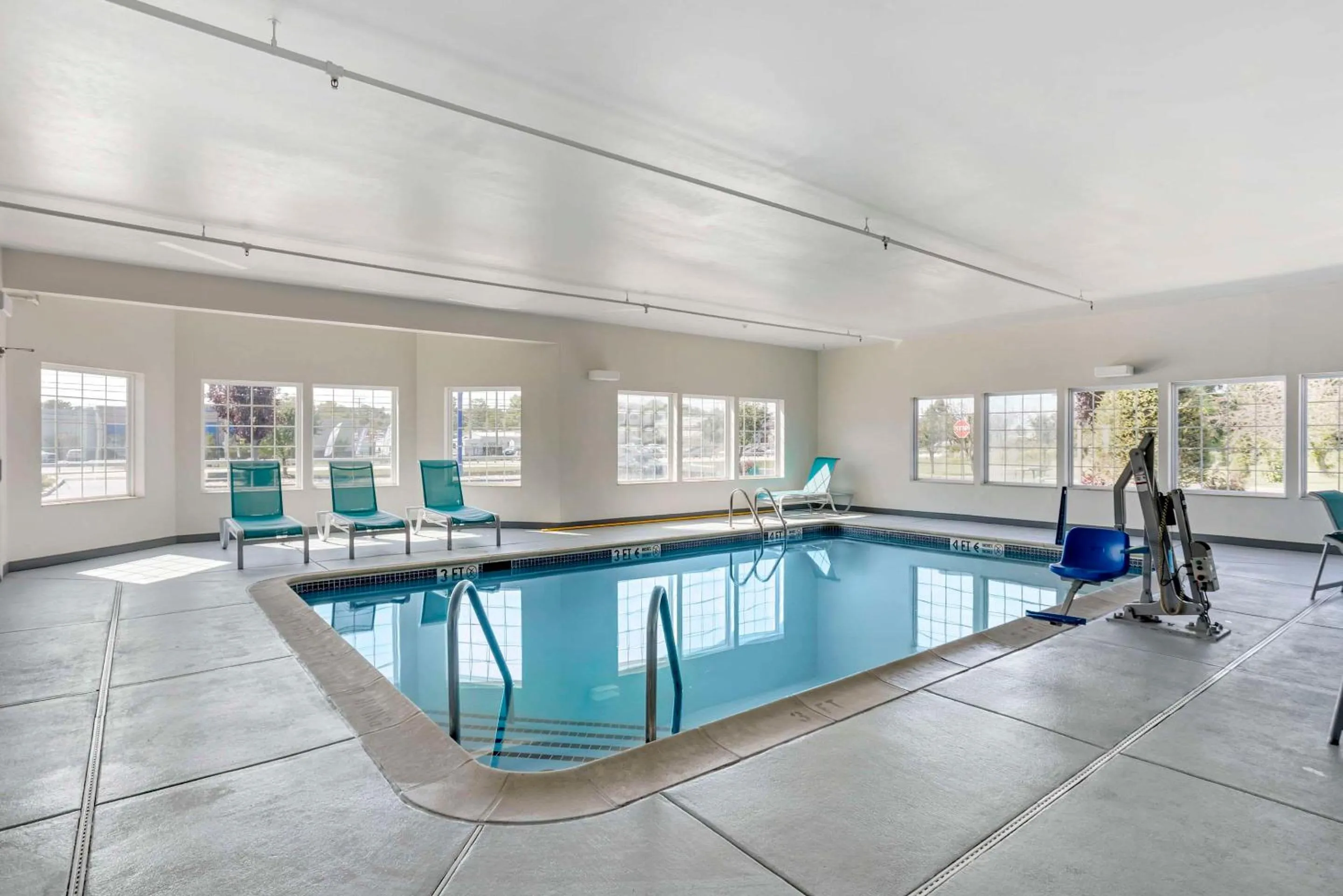 Swimming pool in Comfort Inn & Suites Harrisburg-Hershey North
