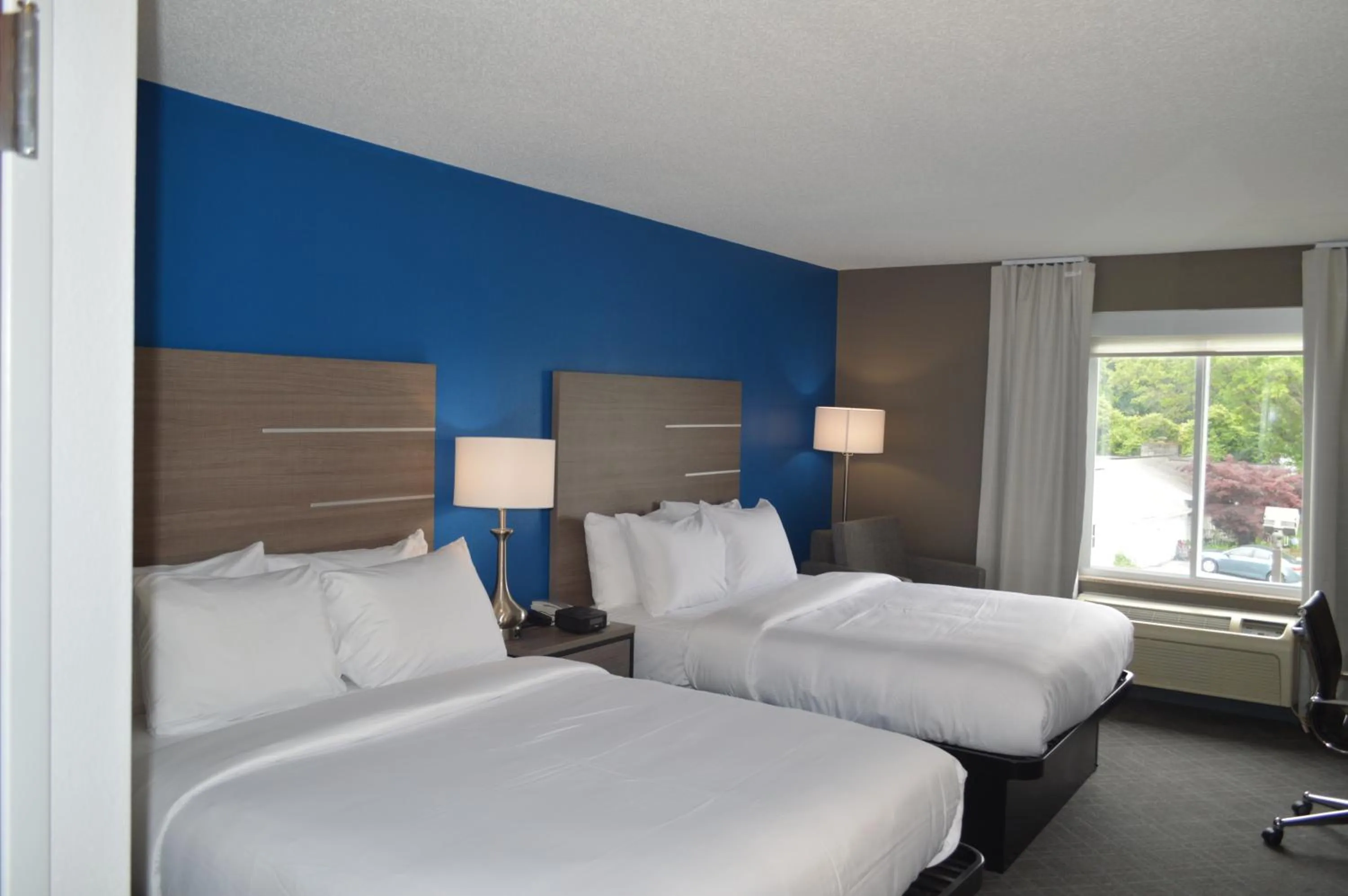 Photo of the whole room, Bed in Comfort Inn & Suites Harrisburg-Hershey North