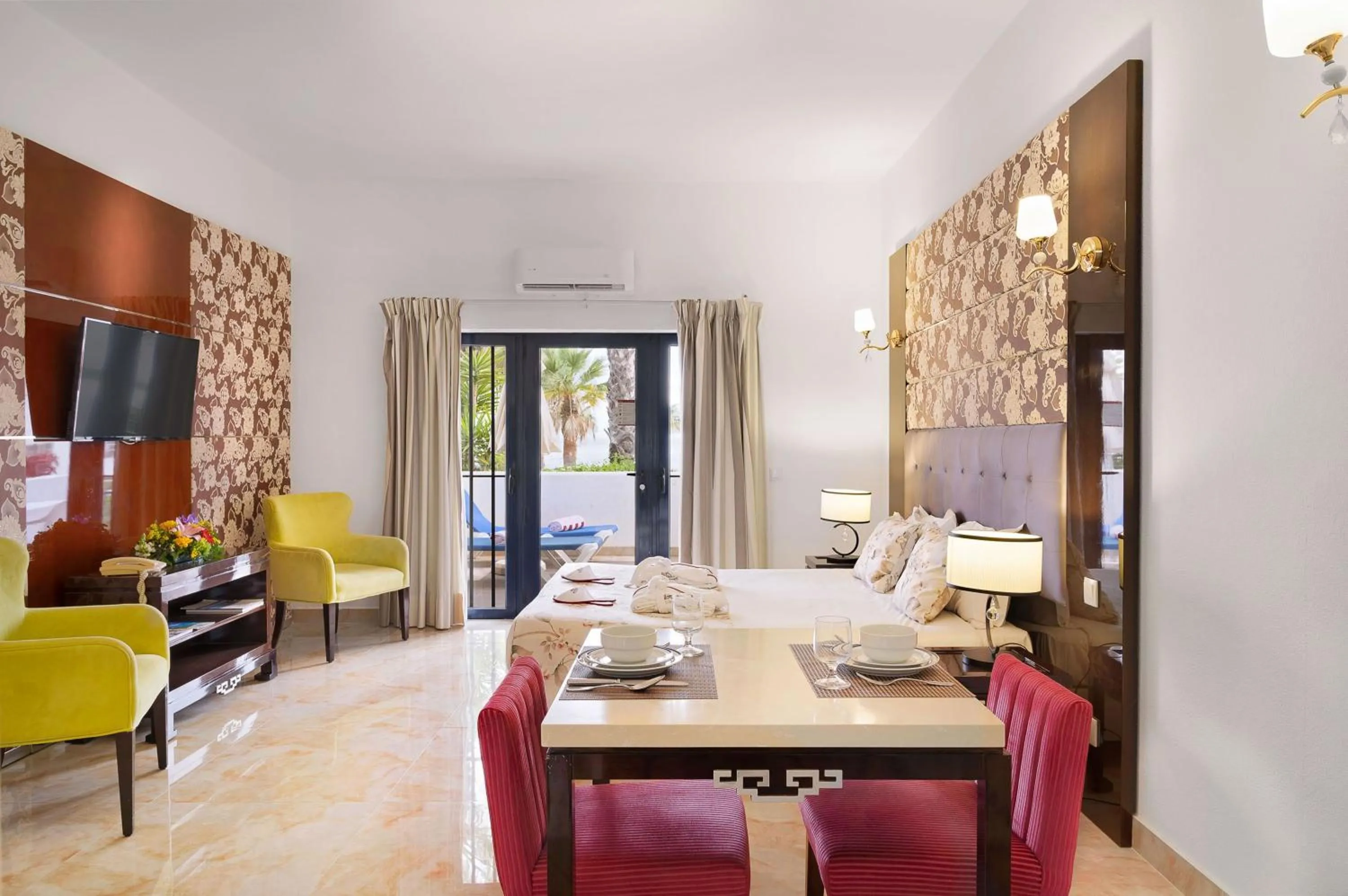 TV and multimedia, Bed in Grand Muthu Oura View Beach Club