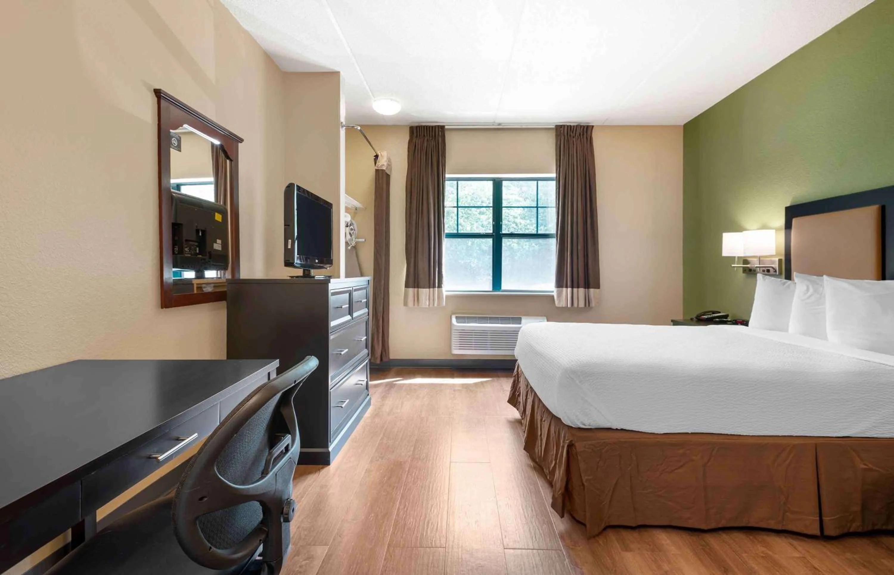 Bedroom, Bed in Extended Stay America Suites - Princeton - South Brunswick