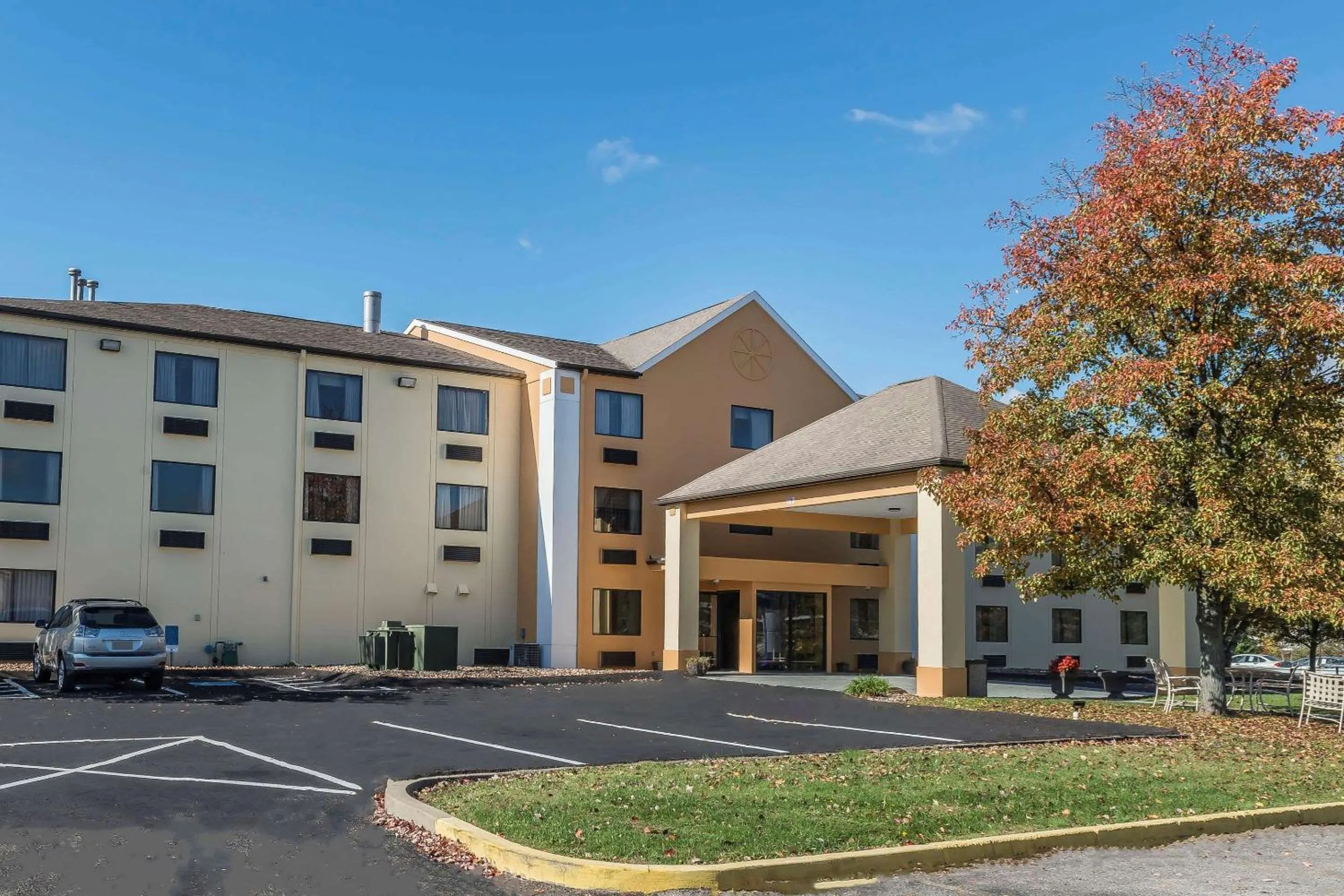 Property building in Quality Inn & Suites Pittsburgh Harmarville