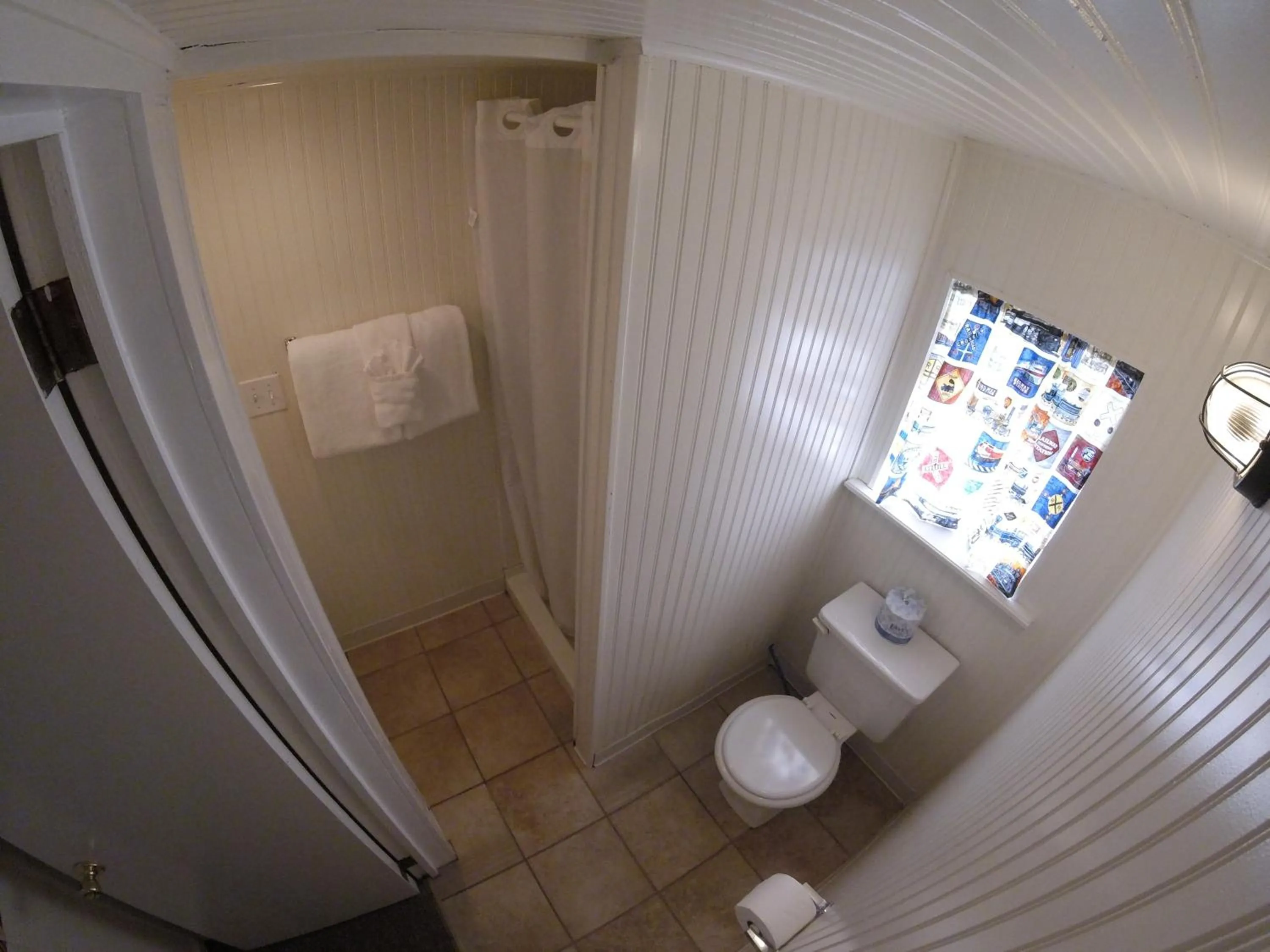 Bathroom in Red Caboose Motel & Restaurant