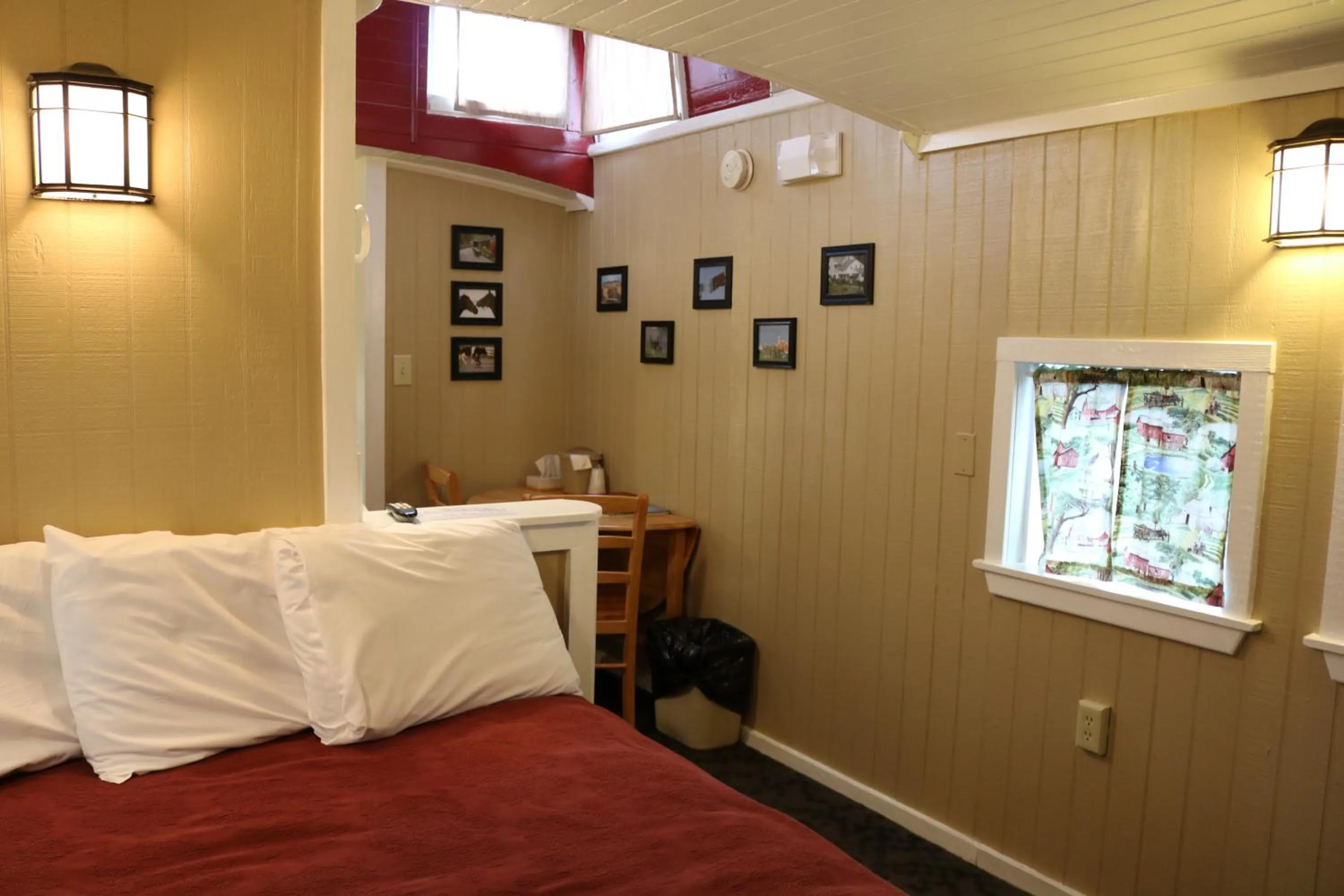 Bed in Red Caboose Motel & Restaurant
