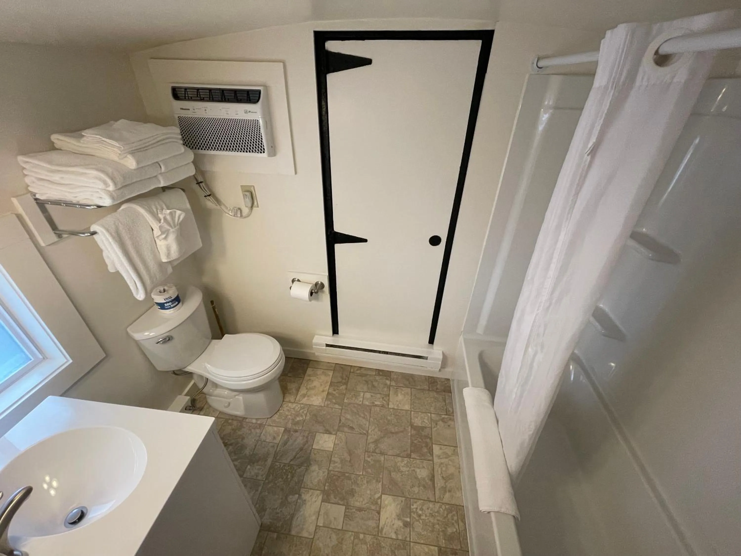 Bathroom in Red Caboose Motel & Restaurant