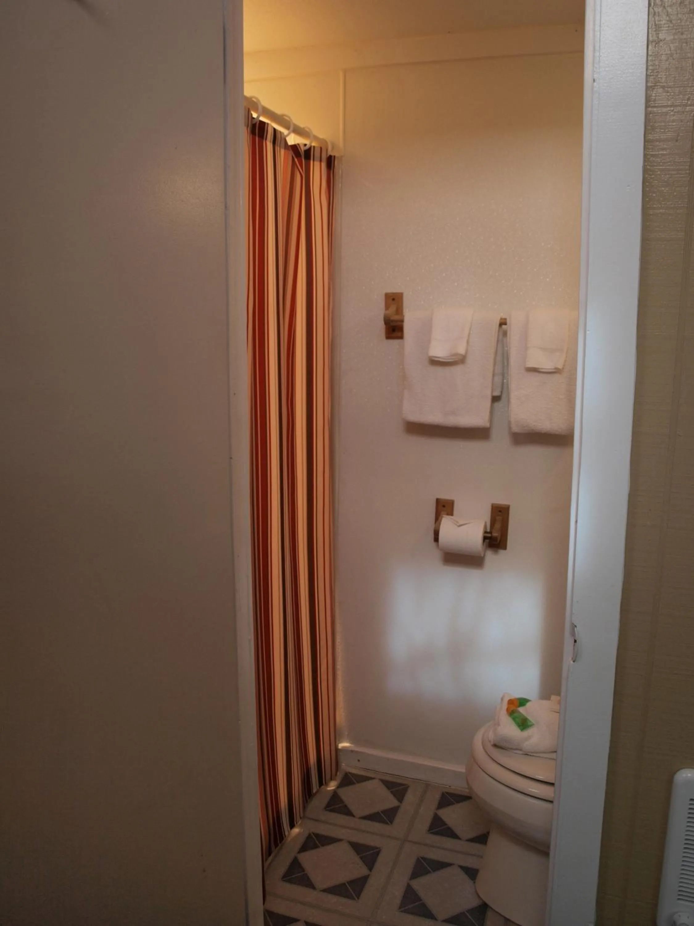 Bathroom in Red Caboose Motel & Restaurant