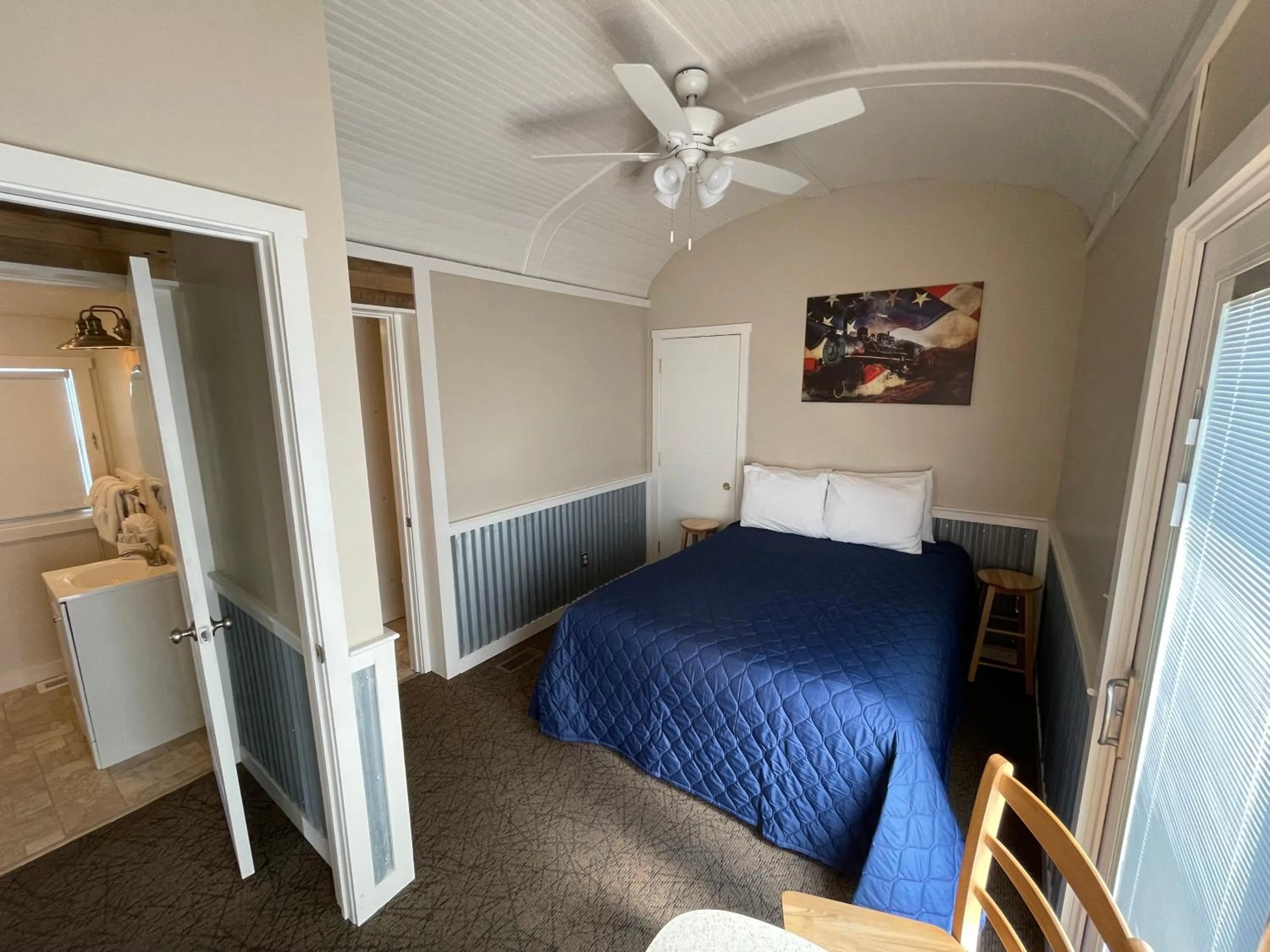 Bedroom, Bed in Red Caboose Motel & Restaurant