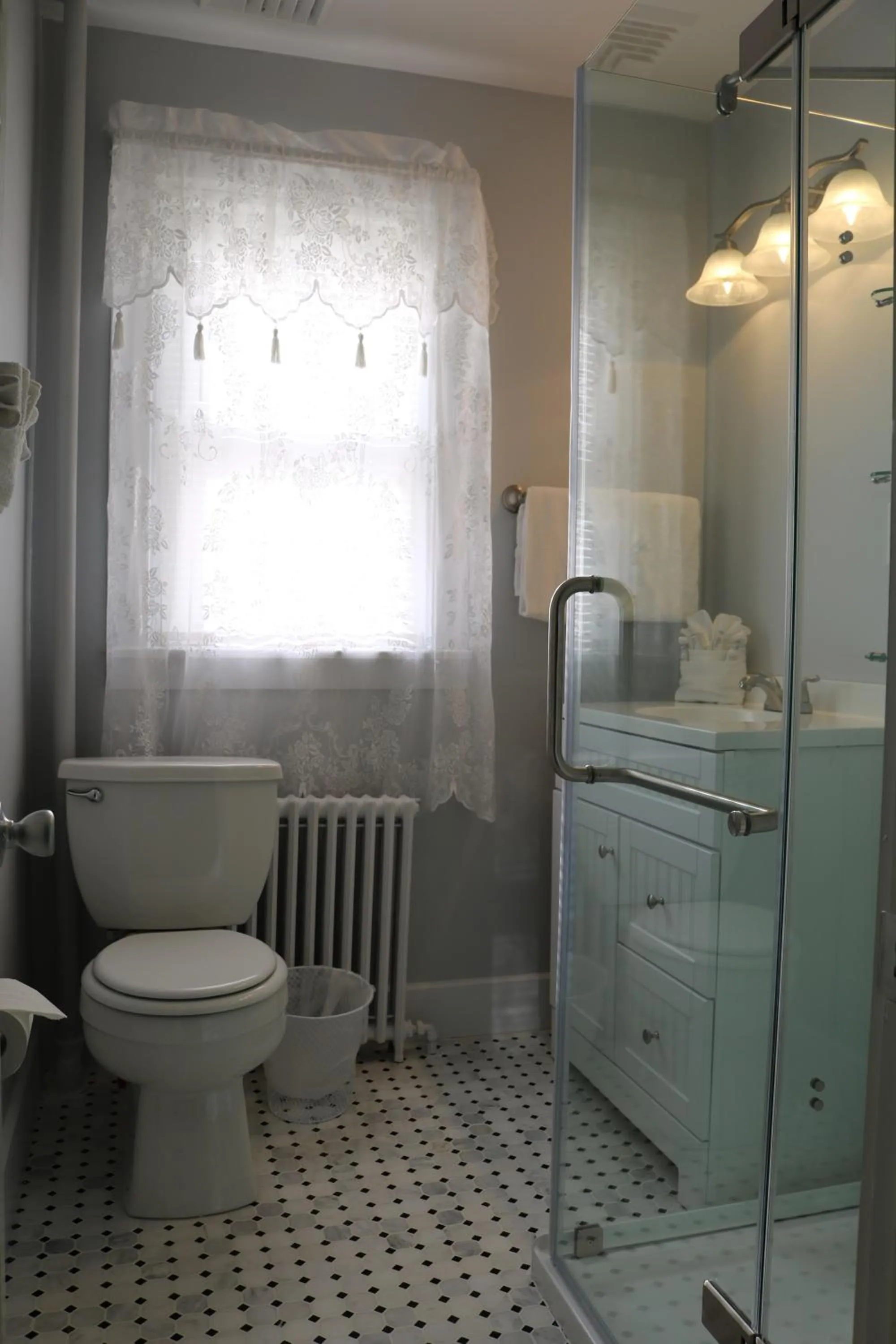 Bathroom in Red Caboose Motel & Restaurant