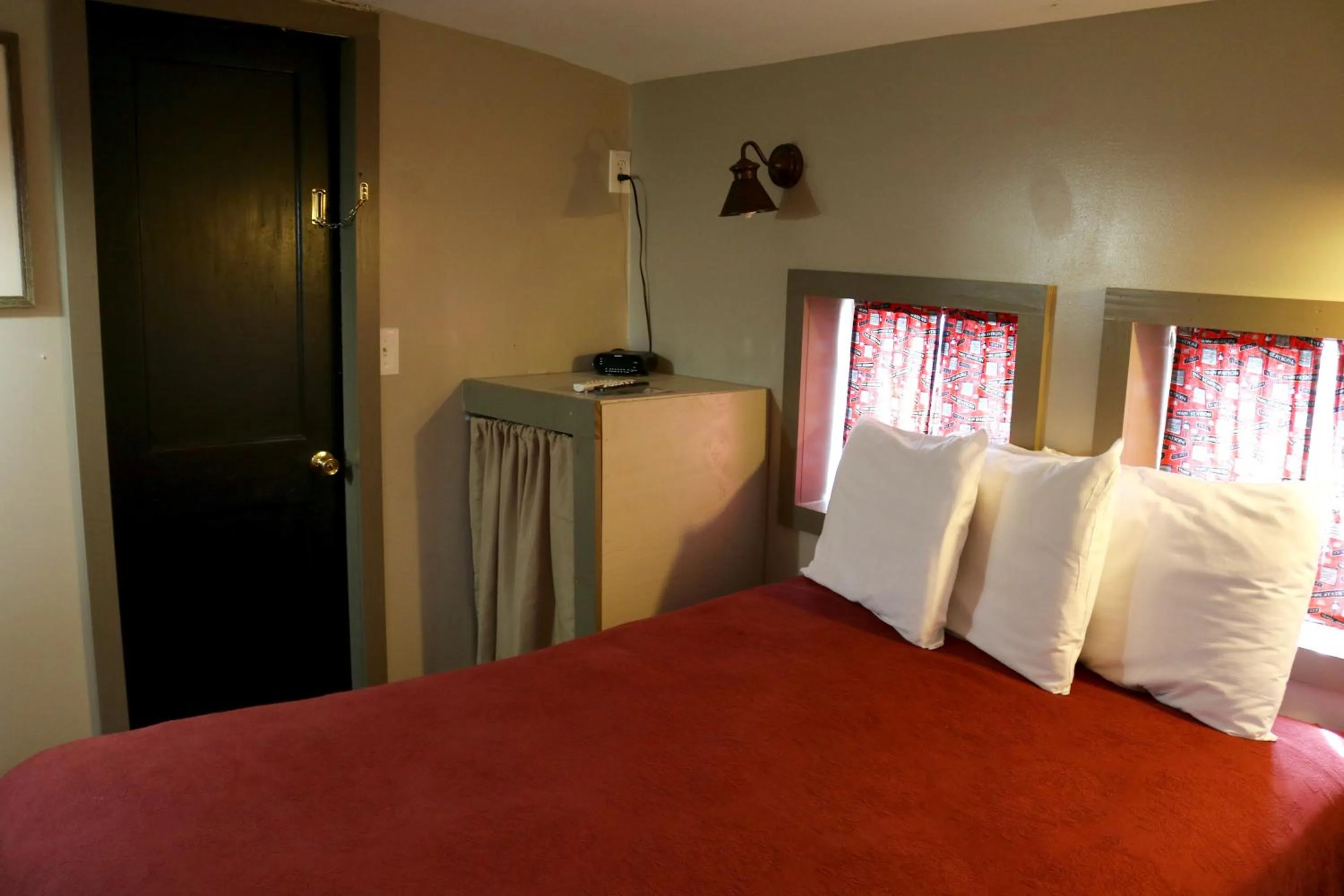 Bed in Red Caboose Motel & Restaurant