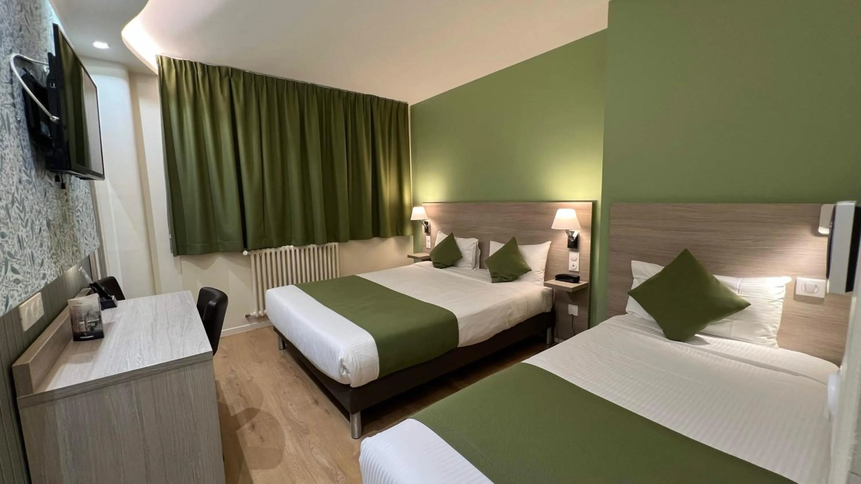 Photo of the whole room, Bed in Contact Hôtel Le Continental