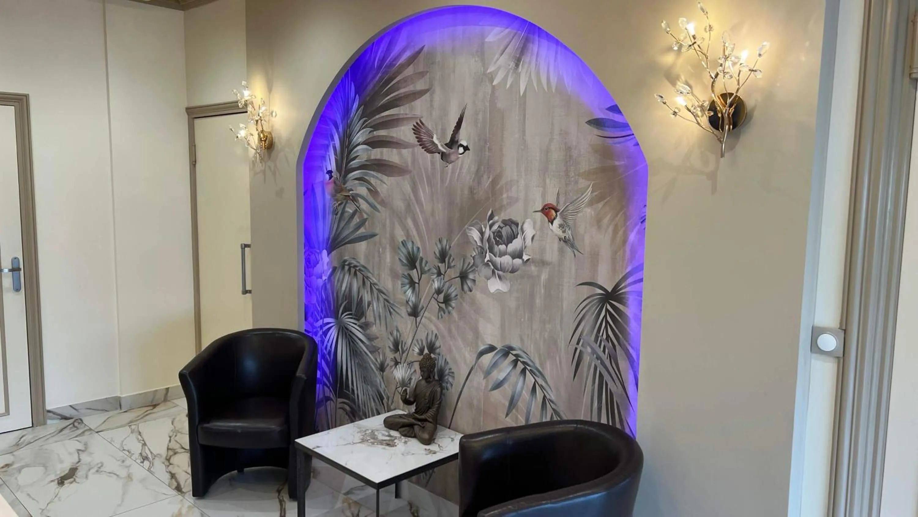 Lobby or reception in Contact Hôtel Le Continental