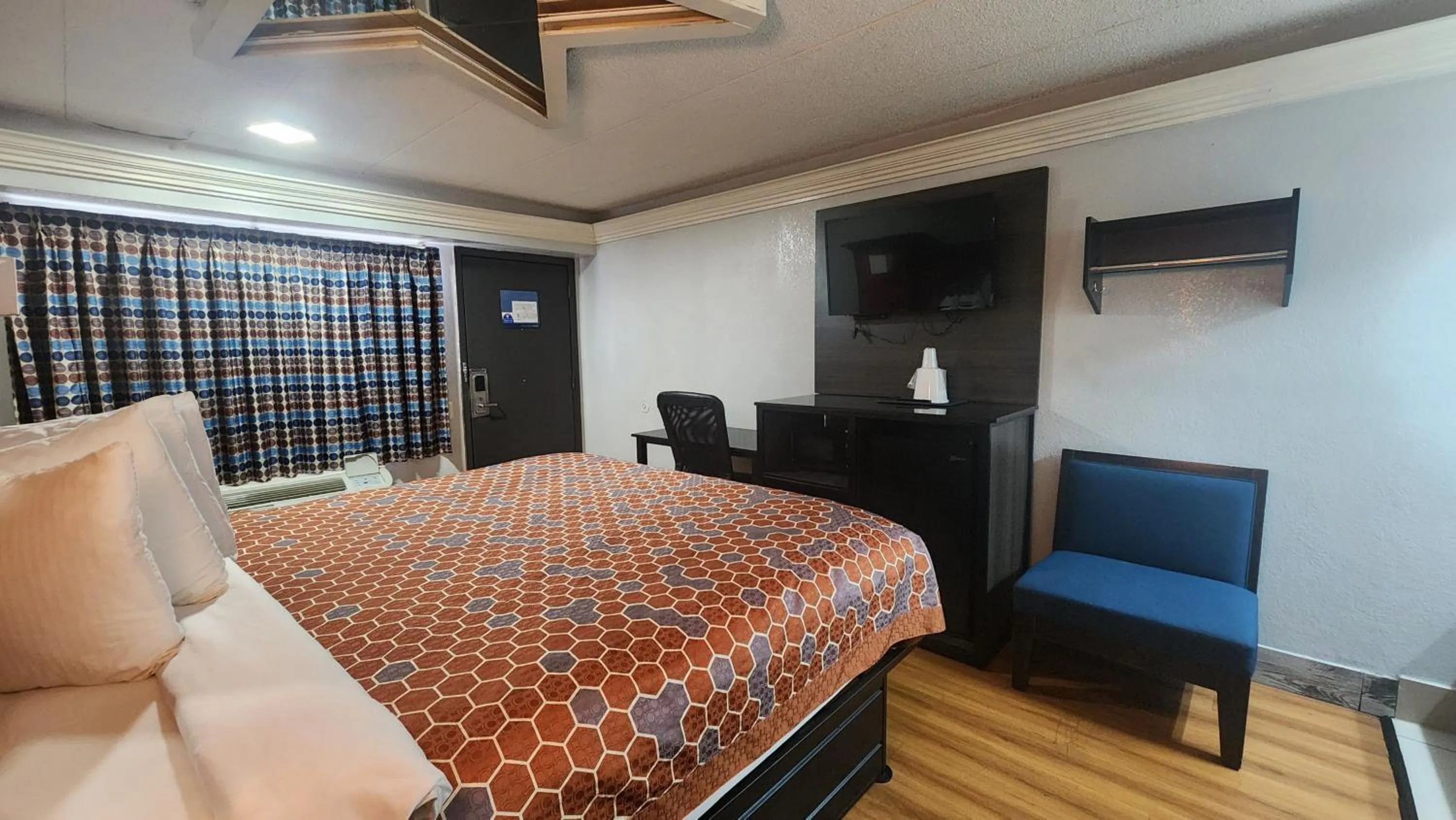 Bed in Americas Best Value Inn and Suites Little Rock