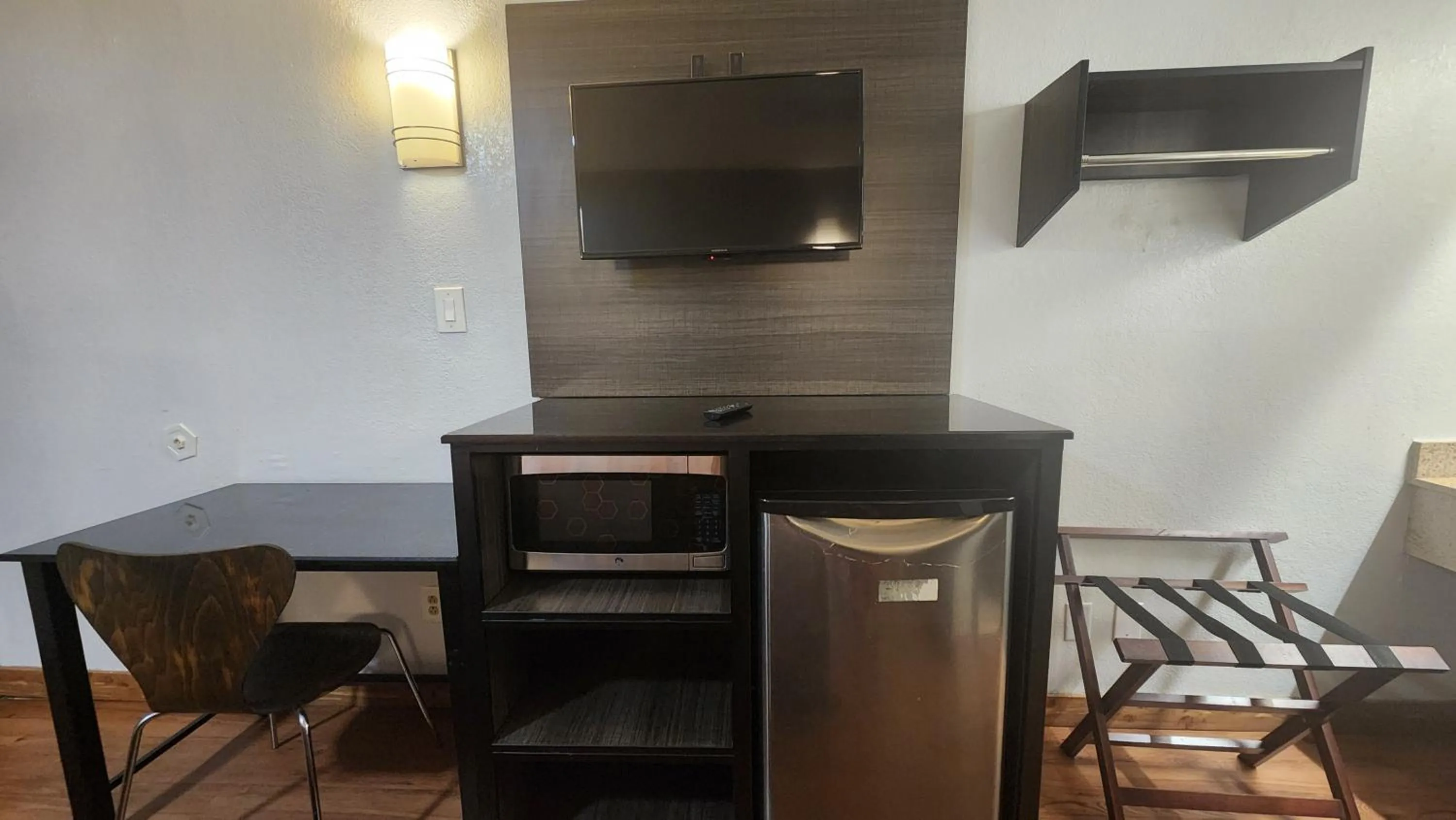 TV and multimedia in Americas Best Value Inn and Suites Little Rock