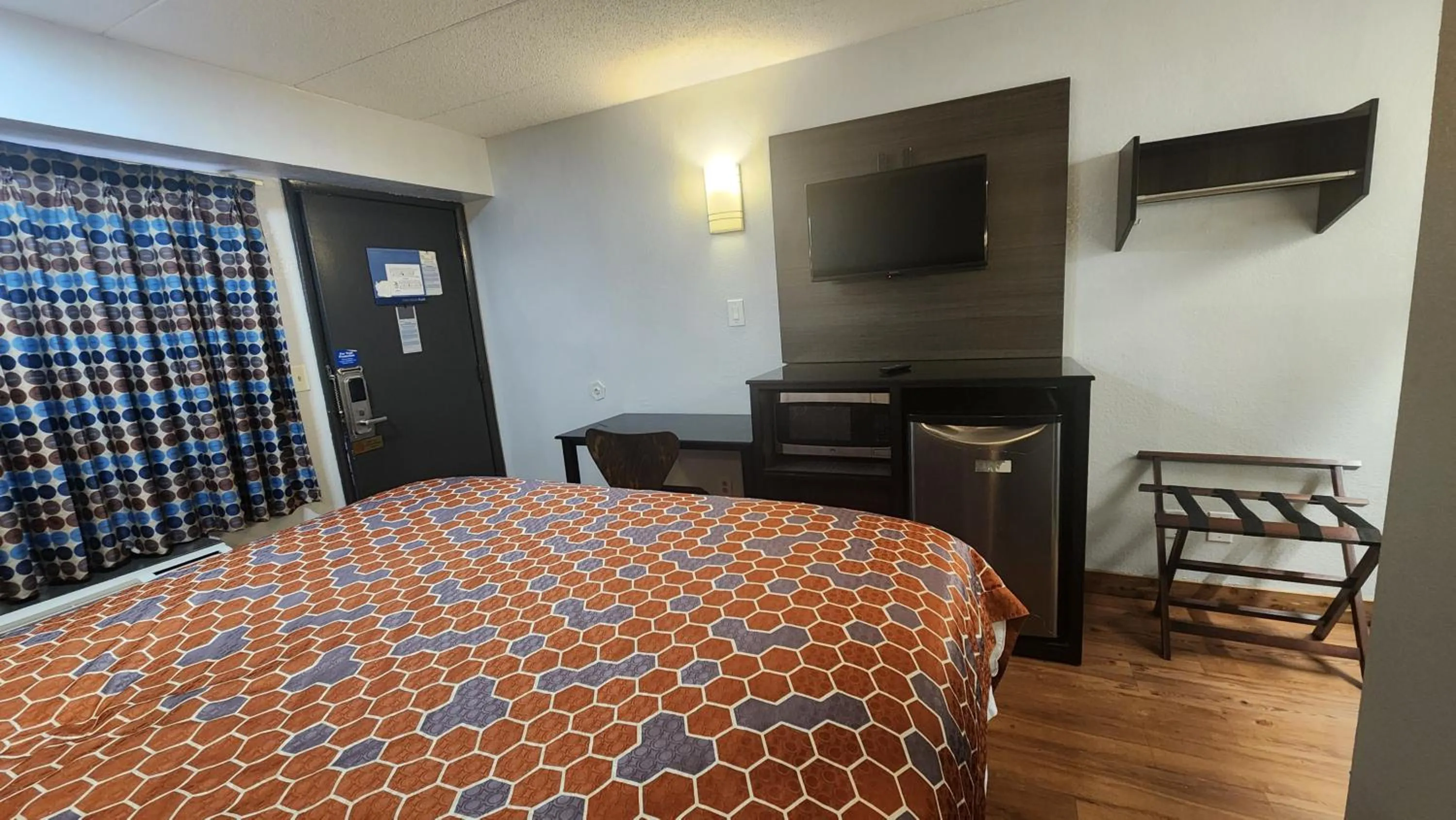 TV and multimedia, Bed in Americas Best Value Inn and Suites Little Rock