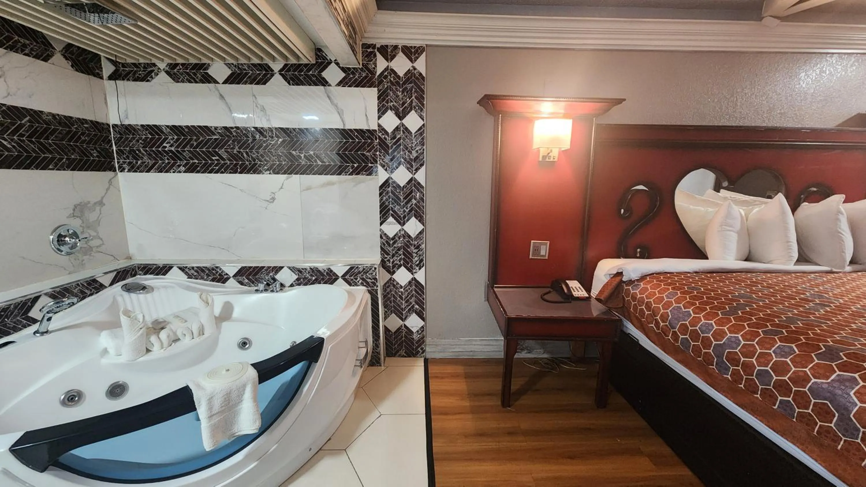 Bed in Americas Best Value Inn and Suites Little Rock