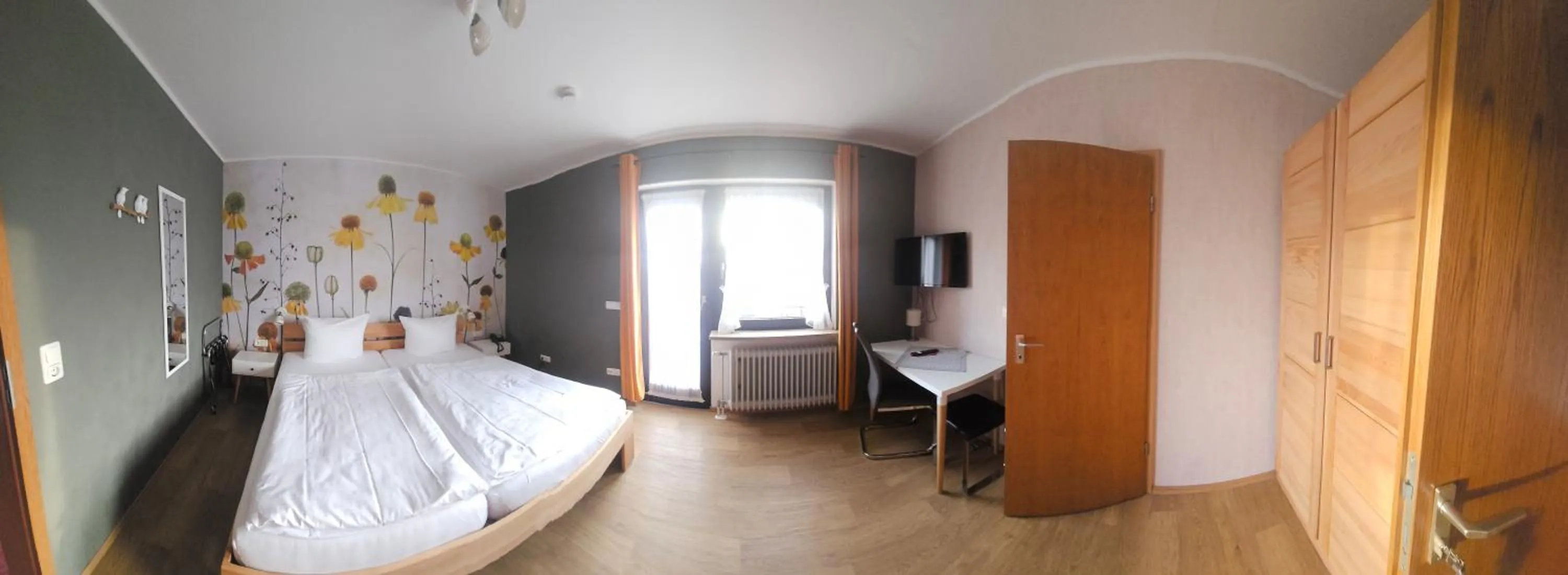 Photo of the whole room, Bed in Gästehaus Loehnert GmbH