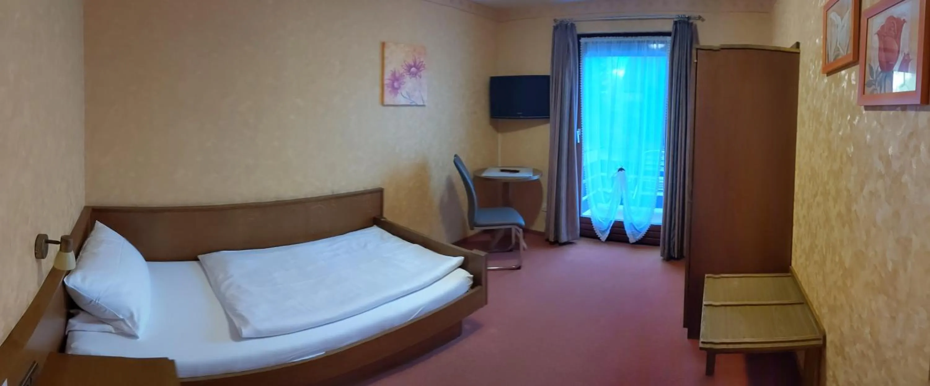 Photo of the whole room, Bed in Gästehaus Loehnert GmbH
