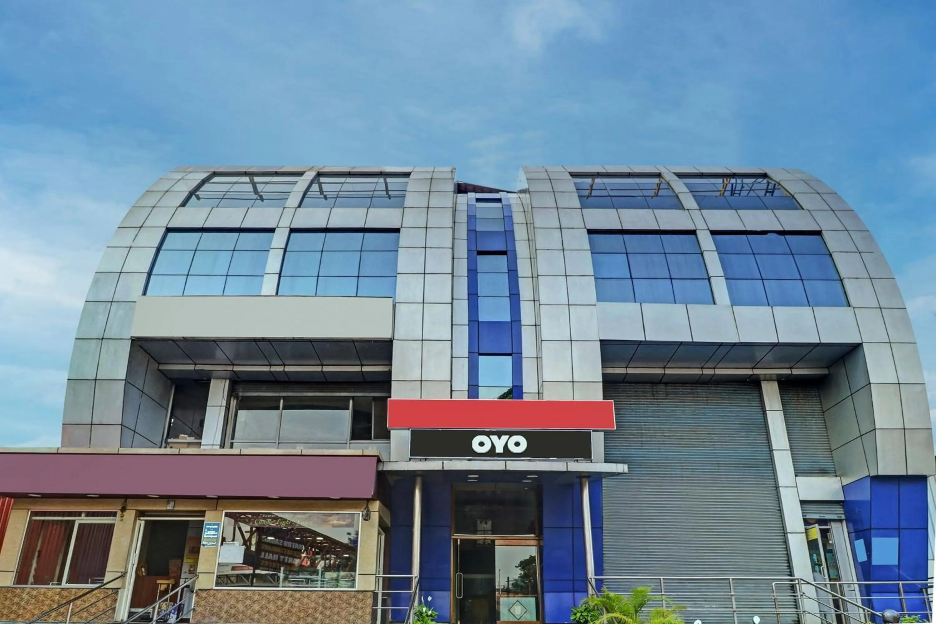 Facade/entrance in Collection O Madhura Residency