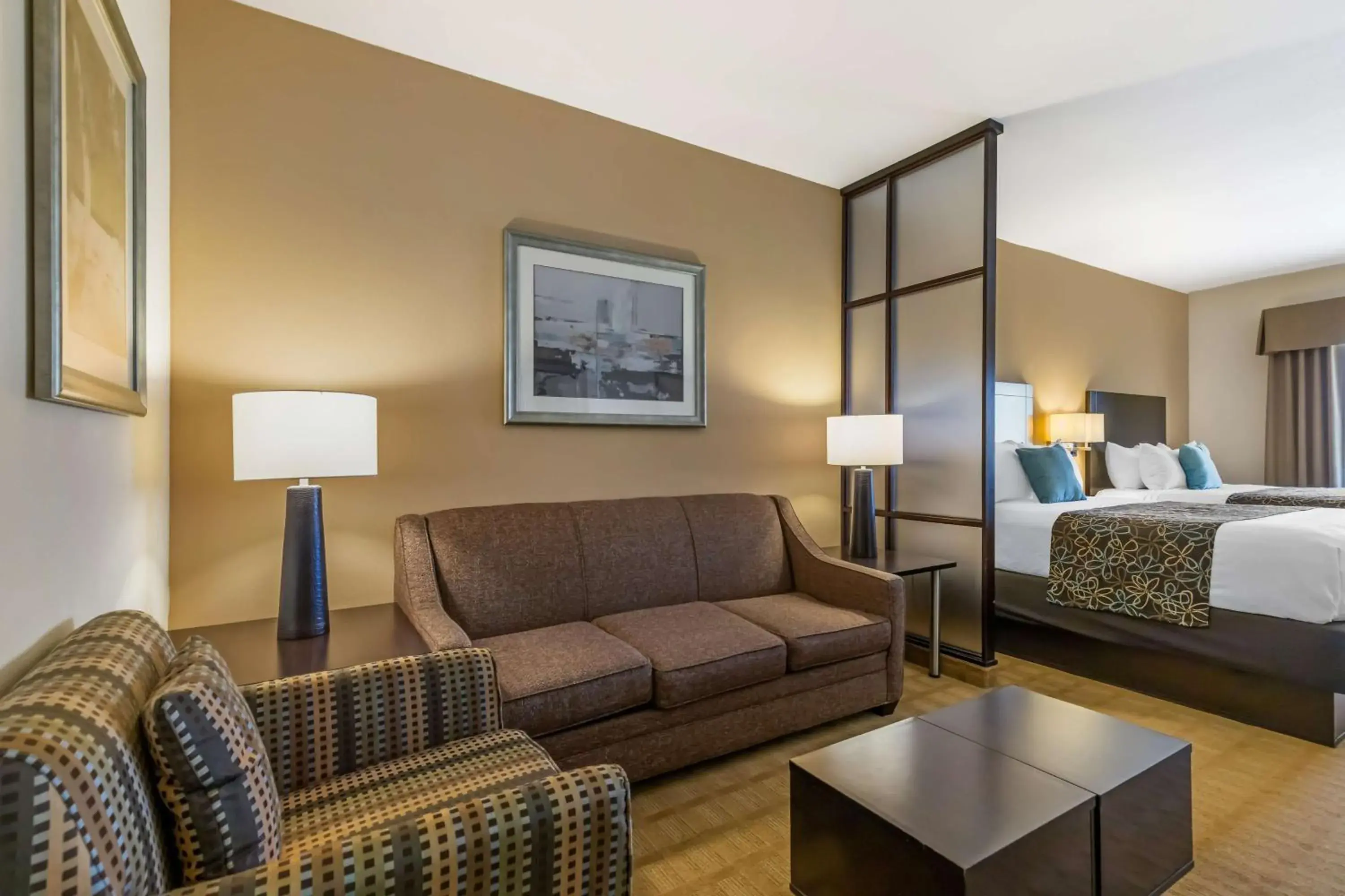 Deluxe Queen Room with Two Queen Beds - Non Smoking in Best Western Plus Lytle Inn and Suites Deluxe Queen Room with Two Queen Beds - Non Smoking in Best Western Plus Lytle Inn and Suites