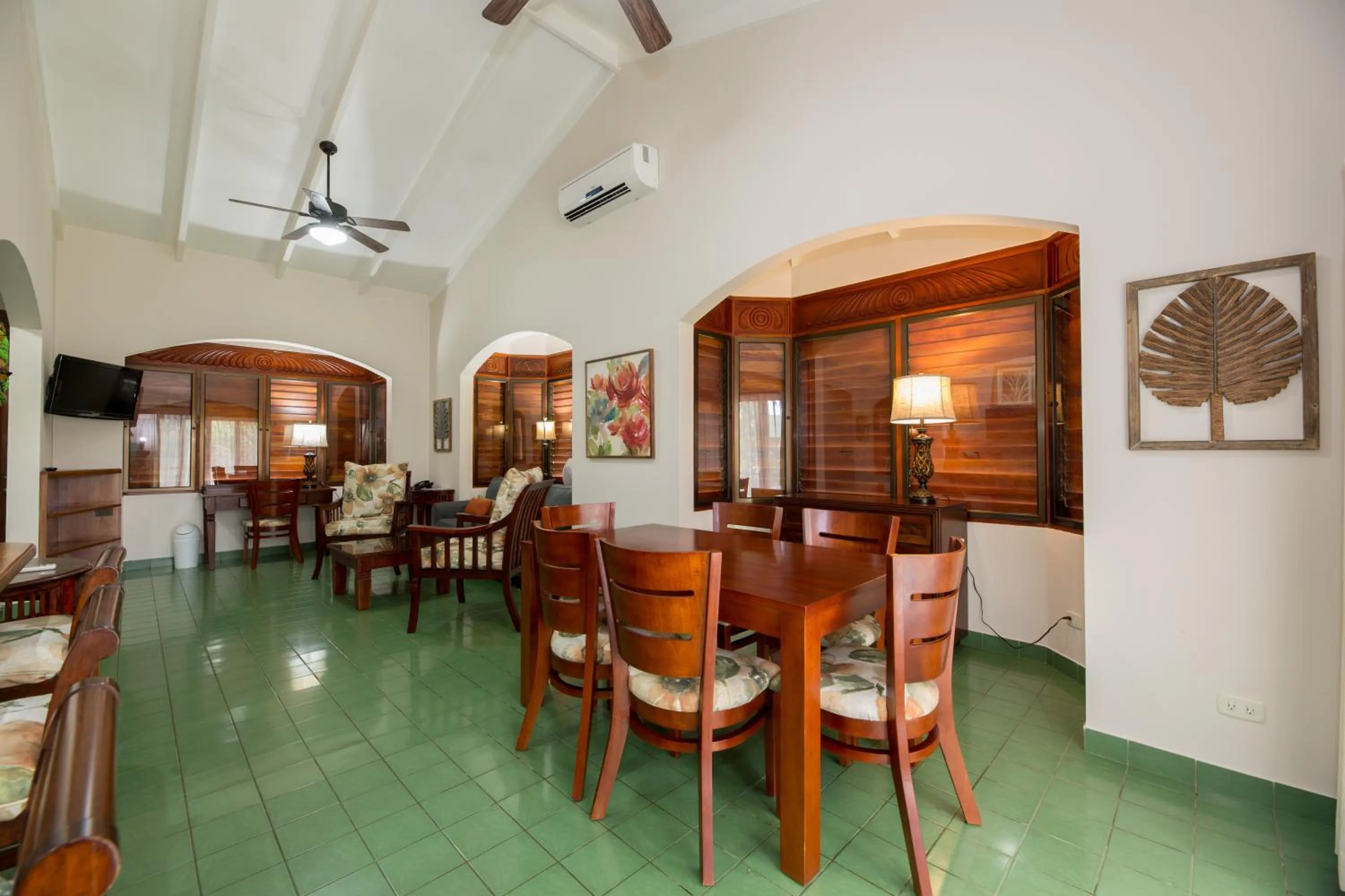 Dining area in Club del Mar Oceanfront