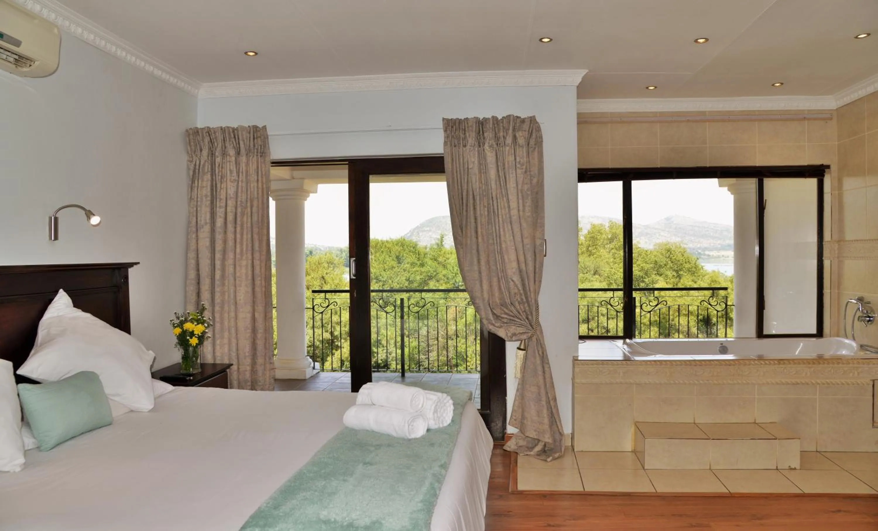 Photo of the whole room, Bed in Indlovukazi Guesthouse