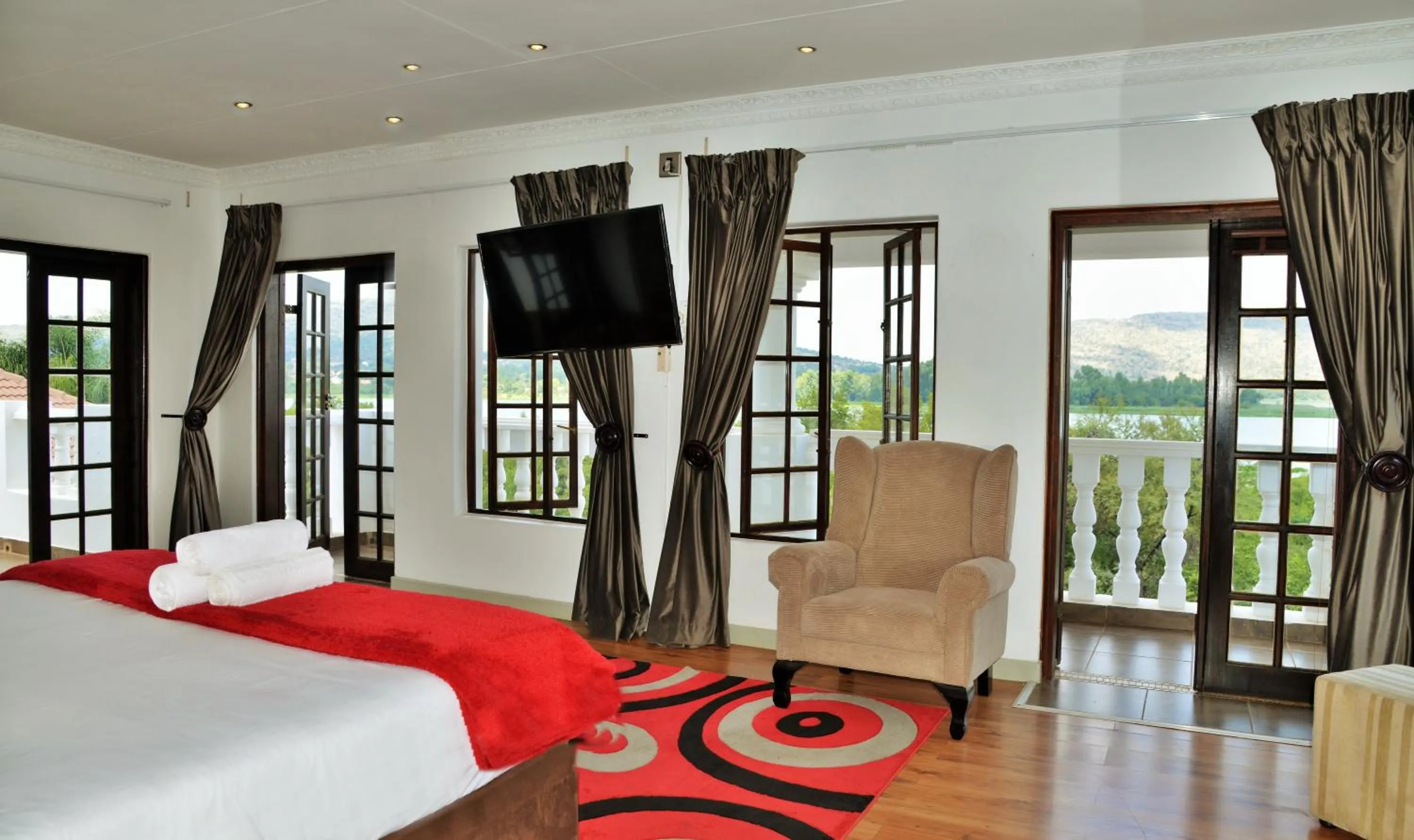 Lake view, Bed in Indlovukazi Guesthouse