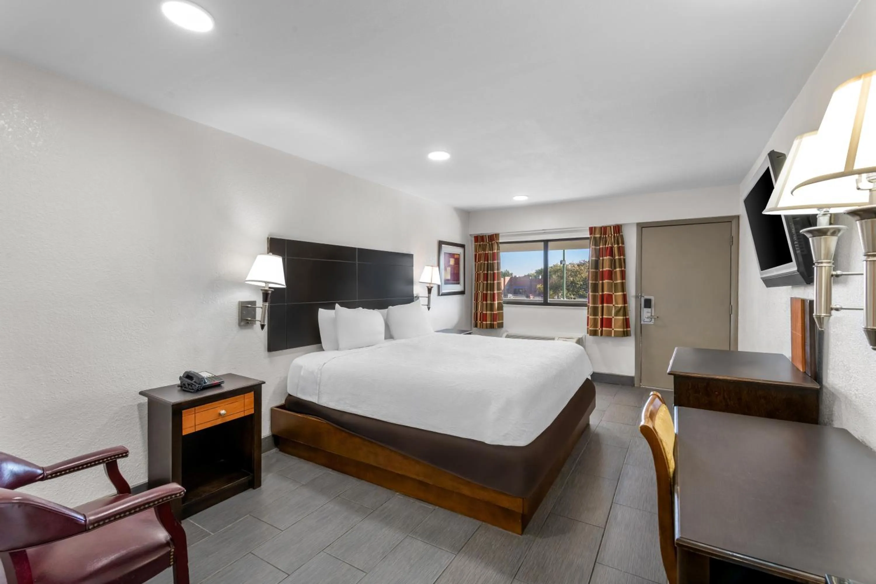 Bed in Americas Best Value Inn Kansas City East - Independence