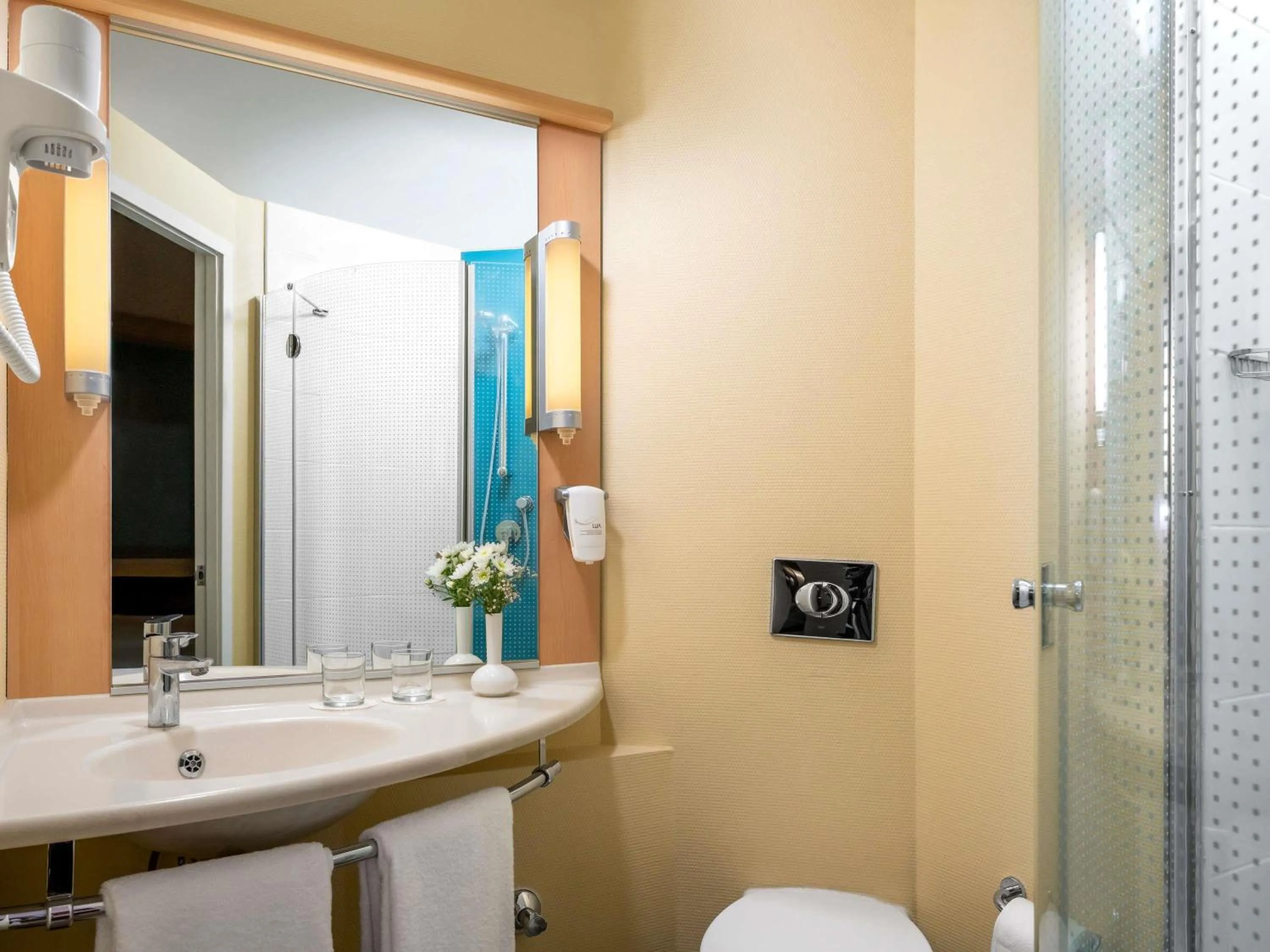 Bedroom in ibis Adana