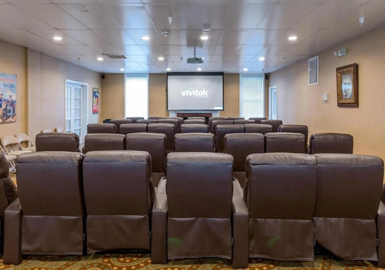 Evening entertainment in Francis Scott Key Family Resort