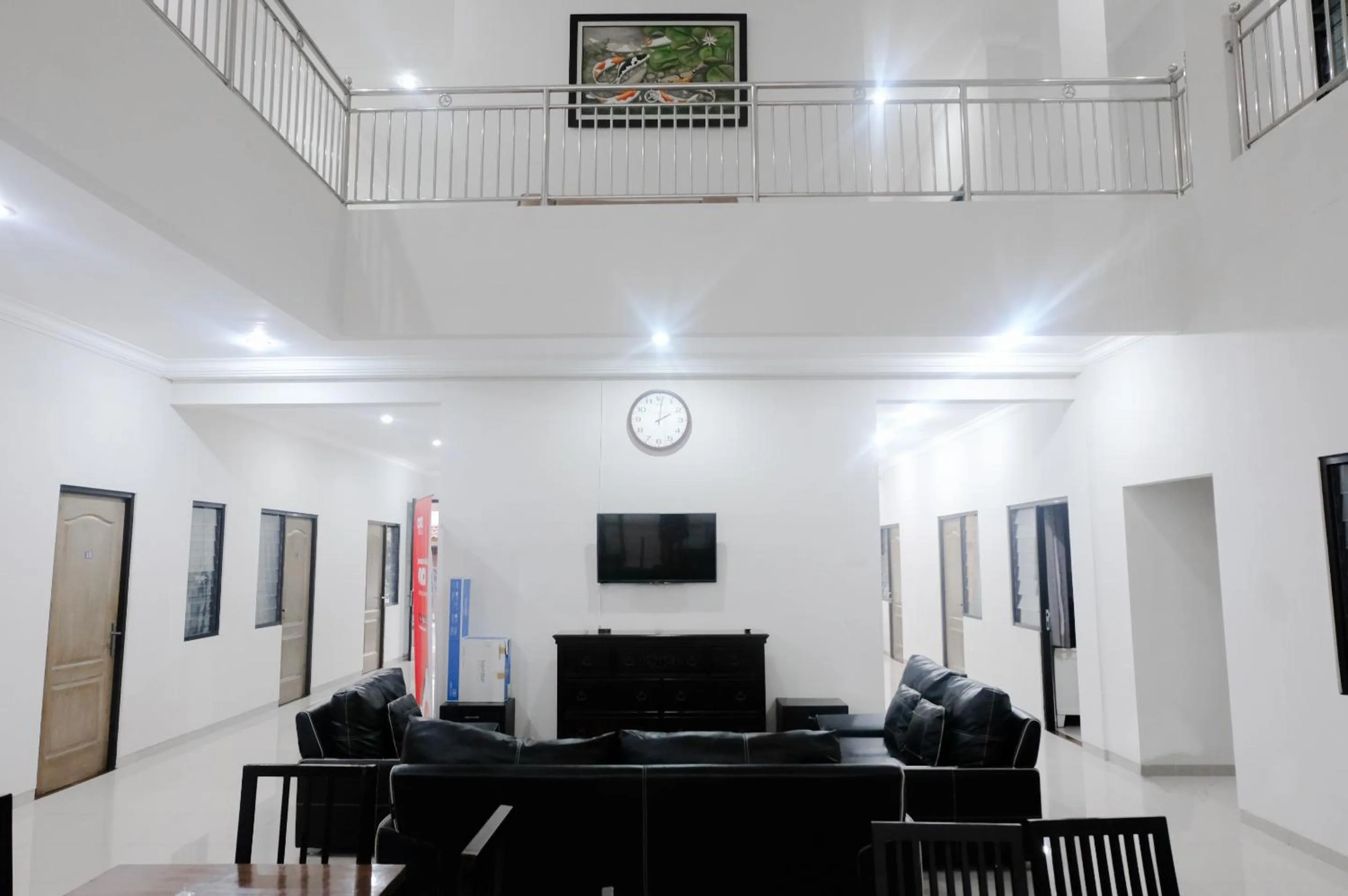 Communal lounge/ TV room in RedDoorz near Cyber Mall