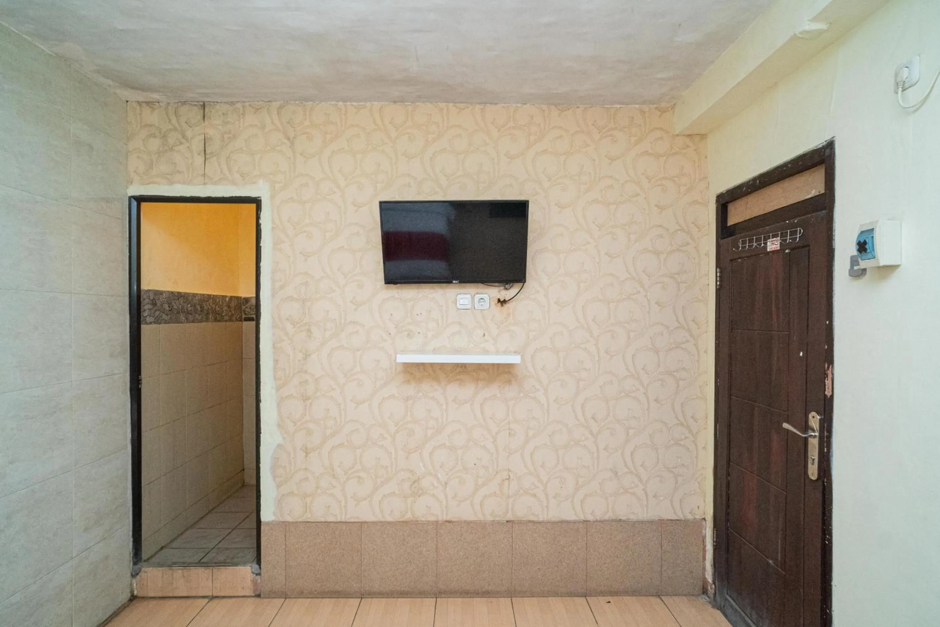 RedDoorz near Cyber Mall